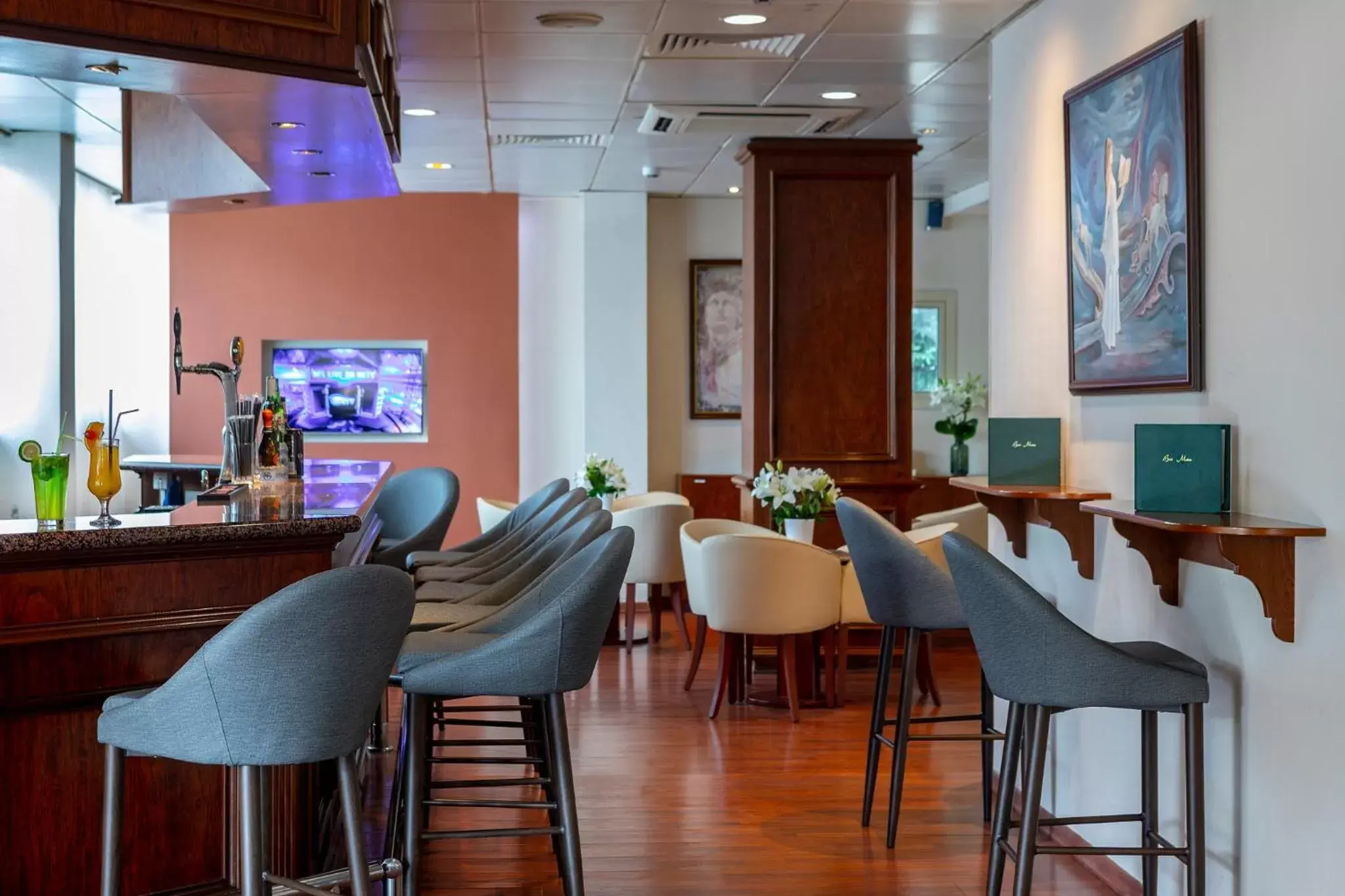 Lounge or bar in Kapetanios Limassol Hotel
