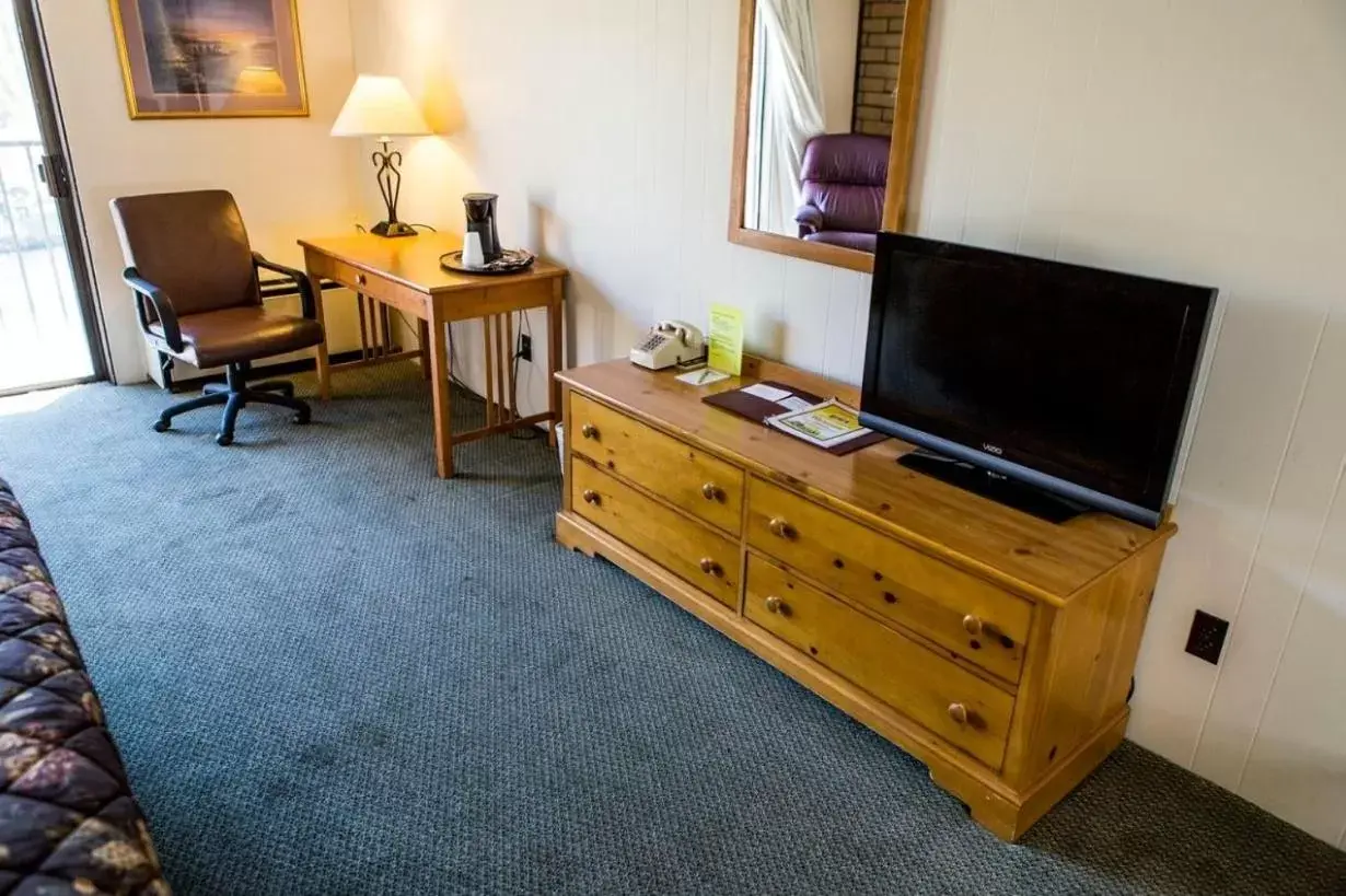 Photo of the whole room, TV/Entertainment Center in The Stagecoach Inn
