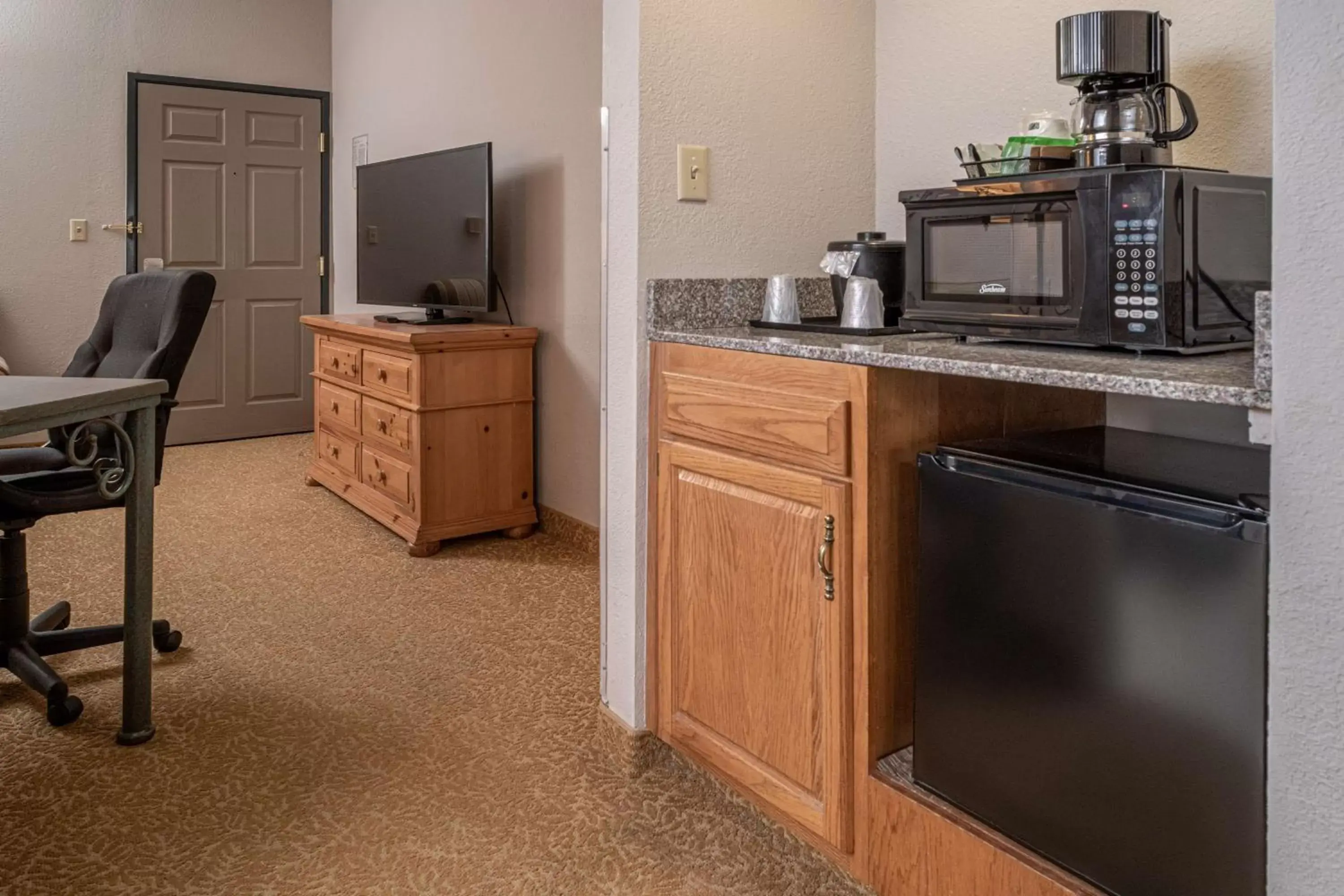 Photo of the whole room, Kitchen/Kitchenette in Country Inn & Suites by Radisson, Beckley, WV