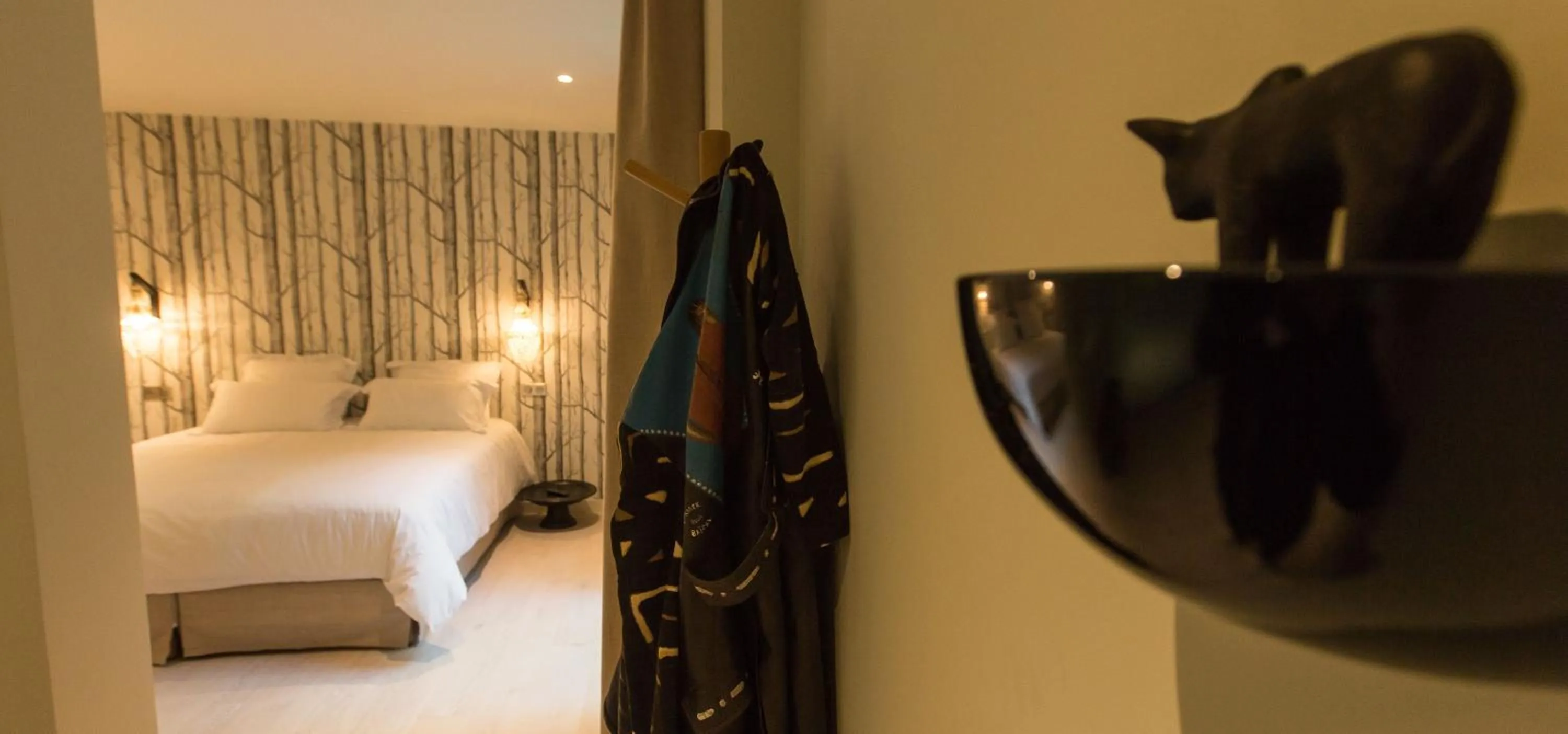 Decorative detail, Bed in Eden Lodge Paris