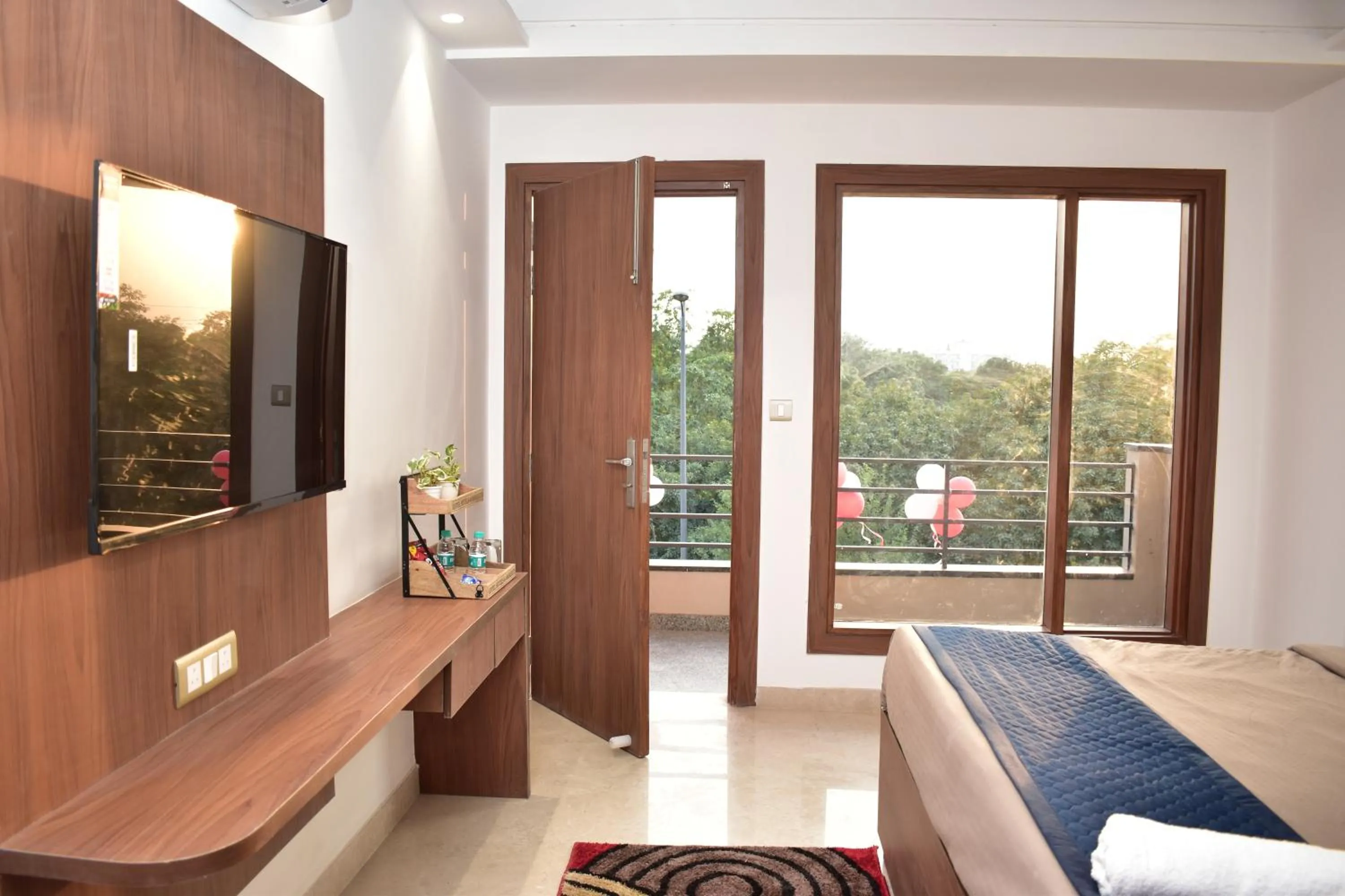 Communal lounge/ TV room, Bed in Qotel Comfort Ashok Vihar - Near Delhi University