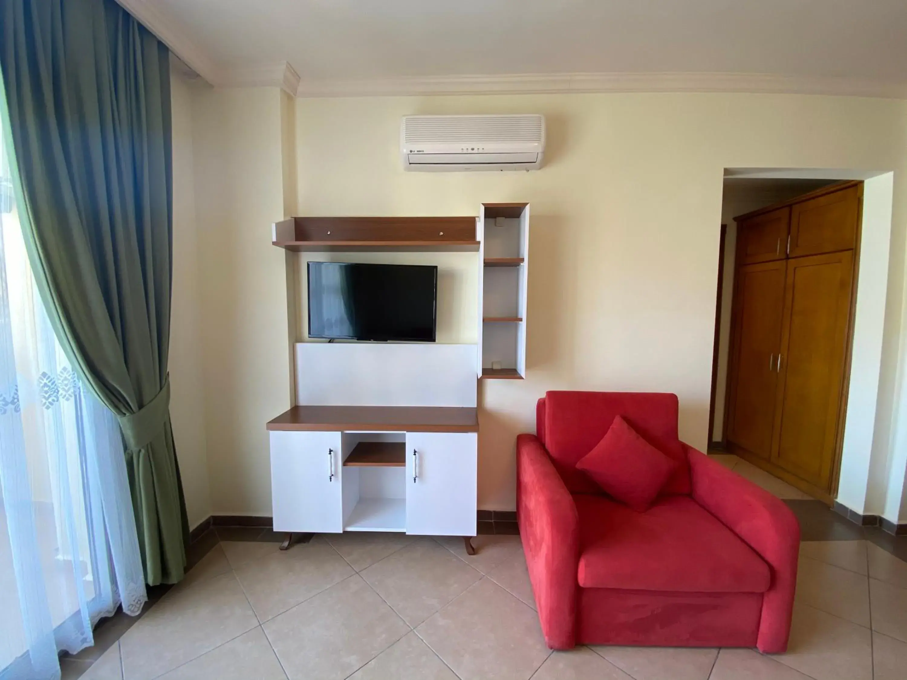 Living room, TV/Entertainment Center in Club Karakas Apart Otel