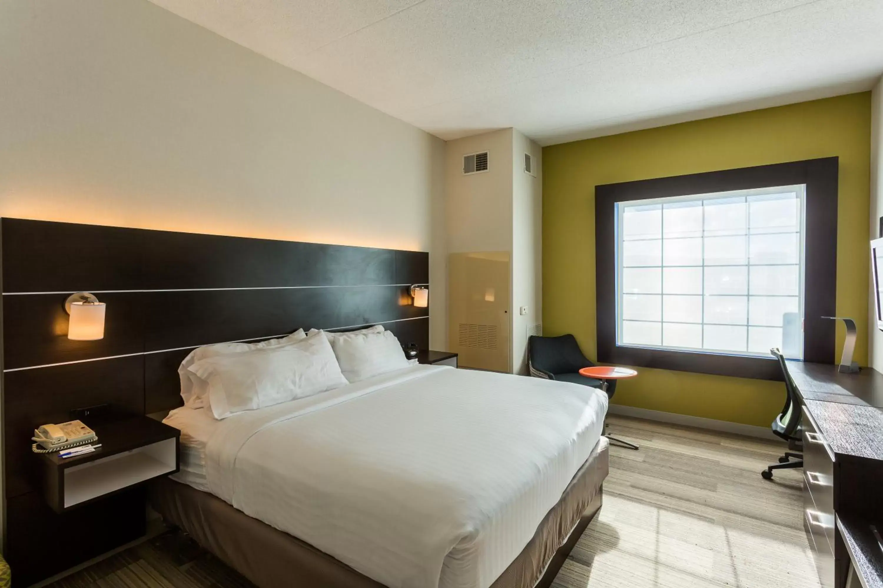 Photo of the whole room, Bed in Holiday Inn Express Hotel & Suites Reading, an IHG Hotel