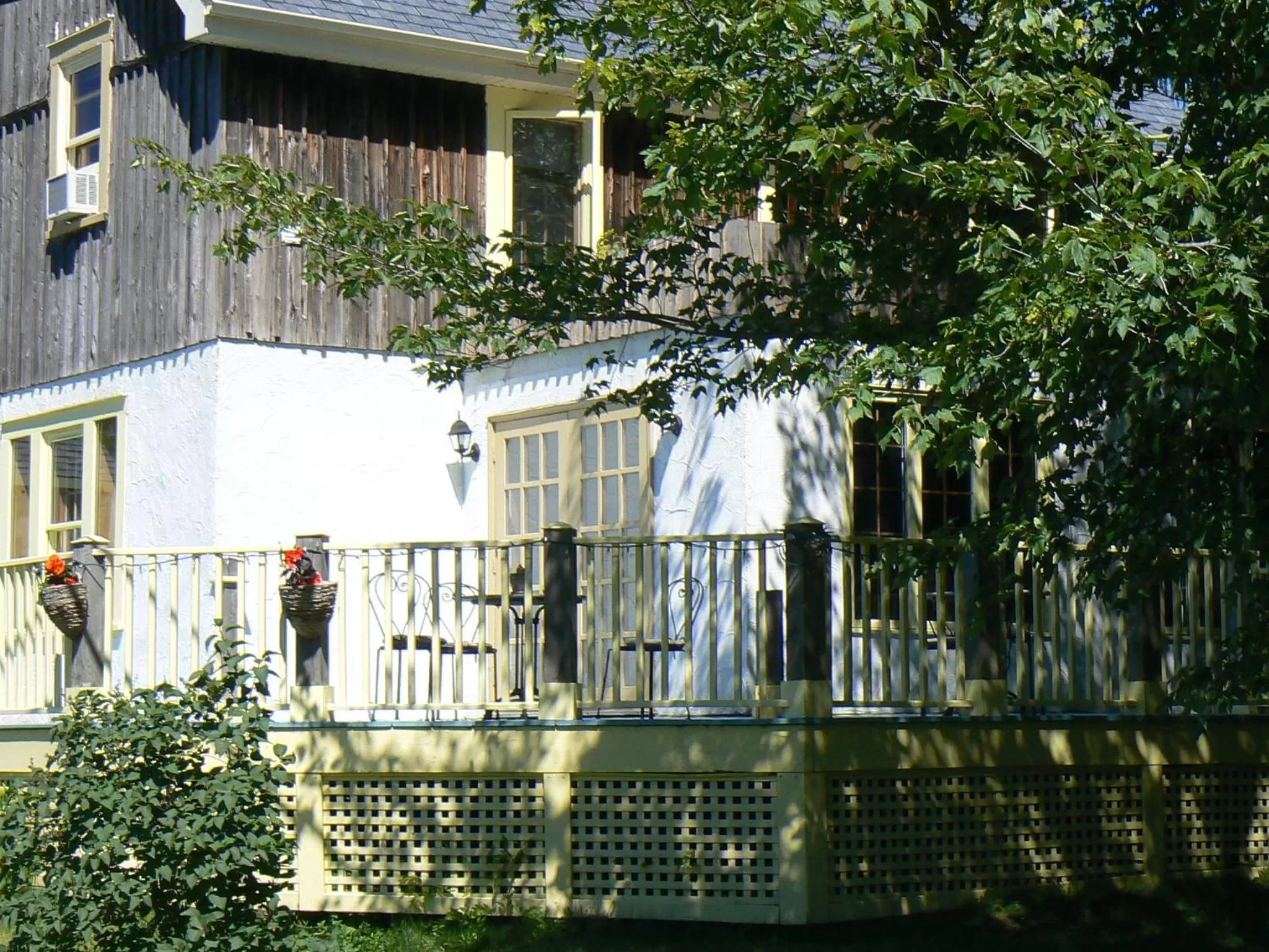Patio, Property Building in Auberge de la Tour et Spa