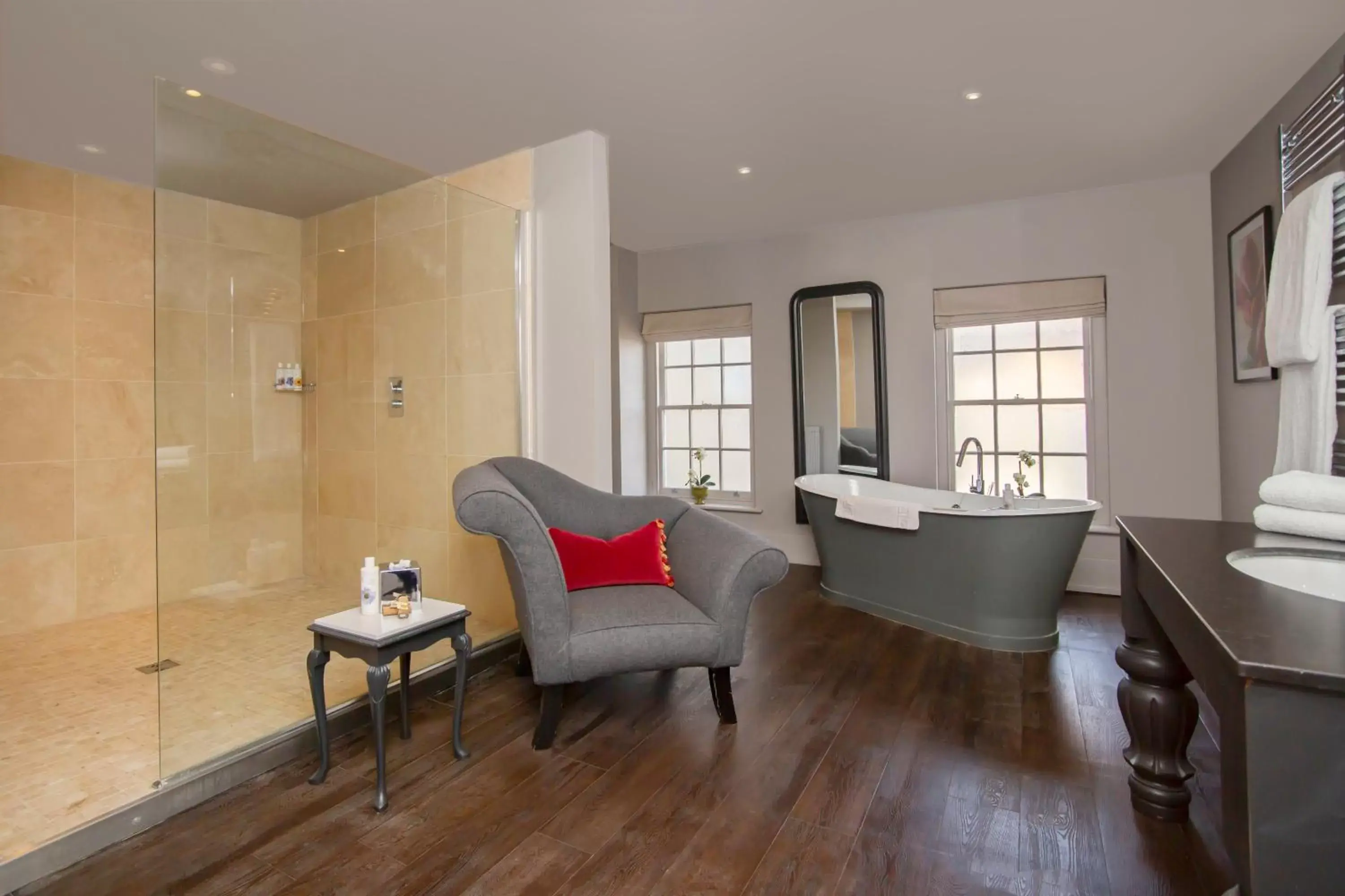 Bathroom, Seating Area in The Grosvenor Arms