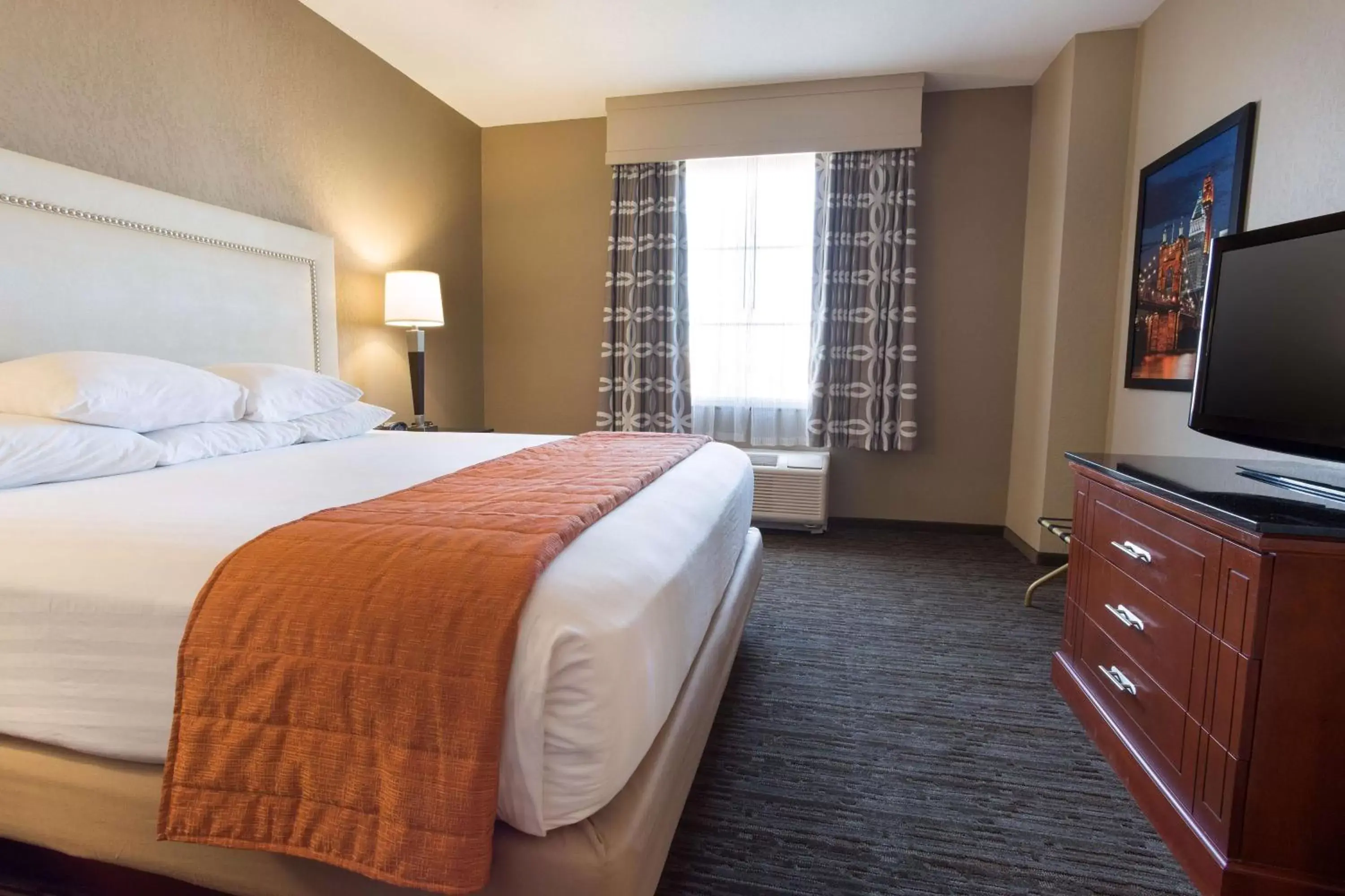 Photo of the whole room, Bed in Drury Inn & Suites Cincinnati Sharonville