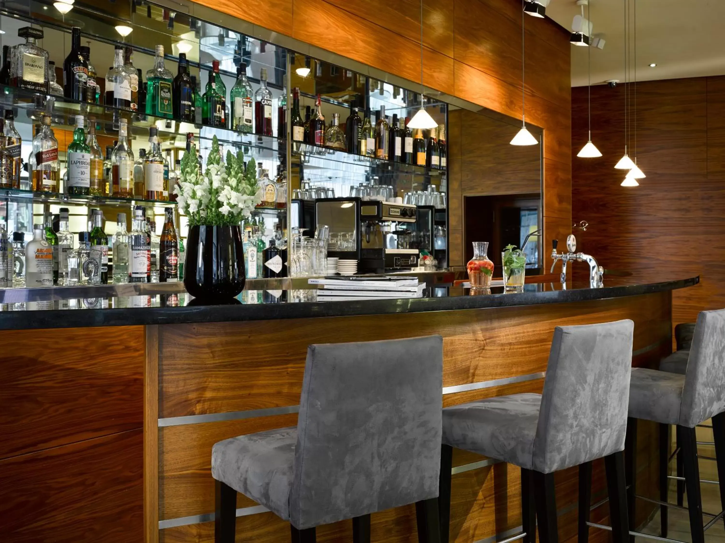 Lounge or bar, Restaurant/Places to Eat in K+K Hotel Fenix