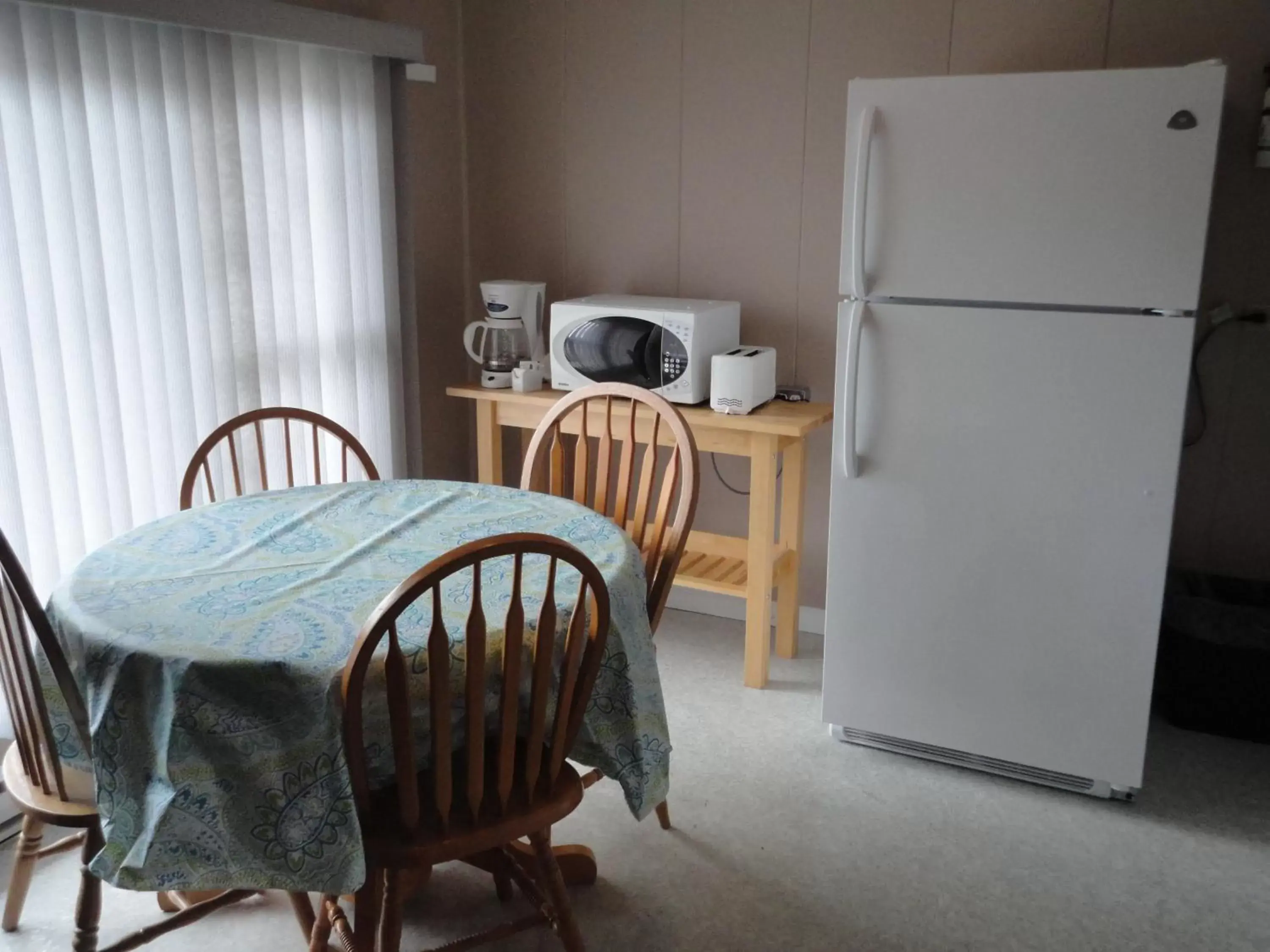 Kitchen or kitchenette, Dining Area in Apple Tree Inn