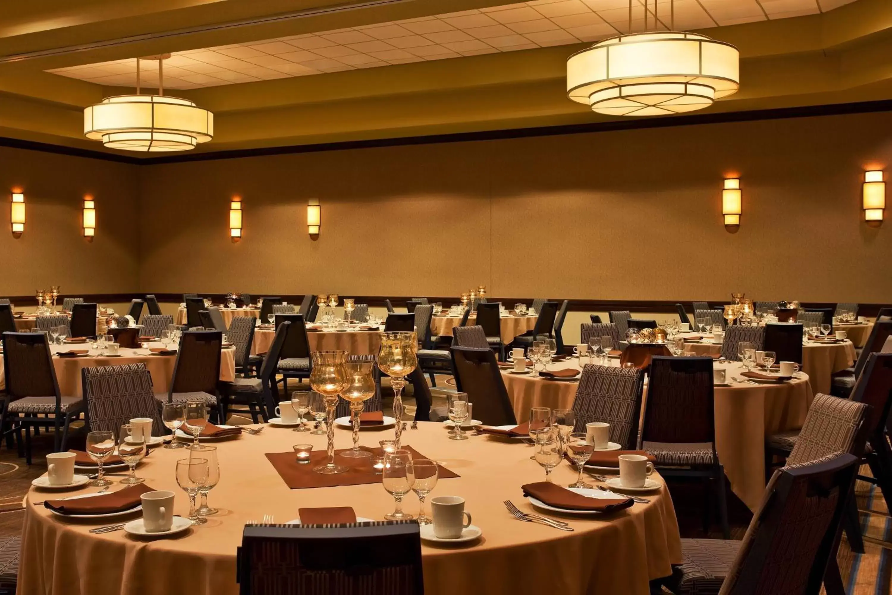 Meeting/conference room, Restaurant/Places to Eat in Sheraton Sioux Falls & Convention Center