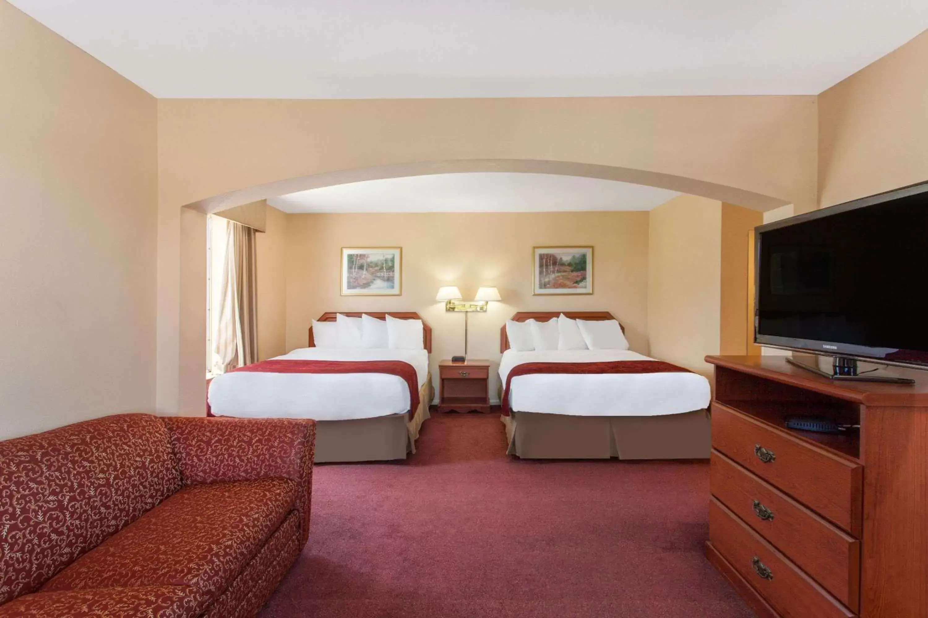 Photo of the whole room, Bed in Ramada by Wyndham Fresno Northwest