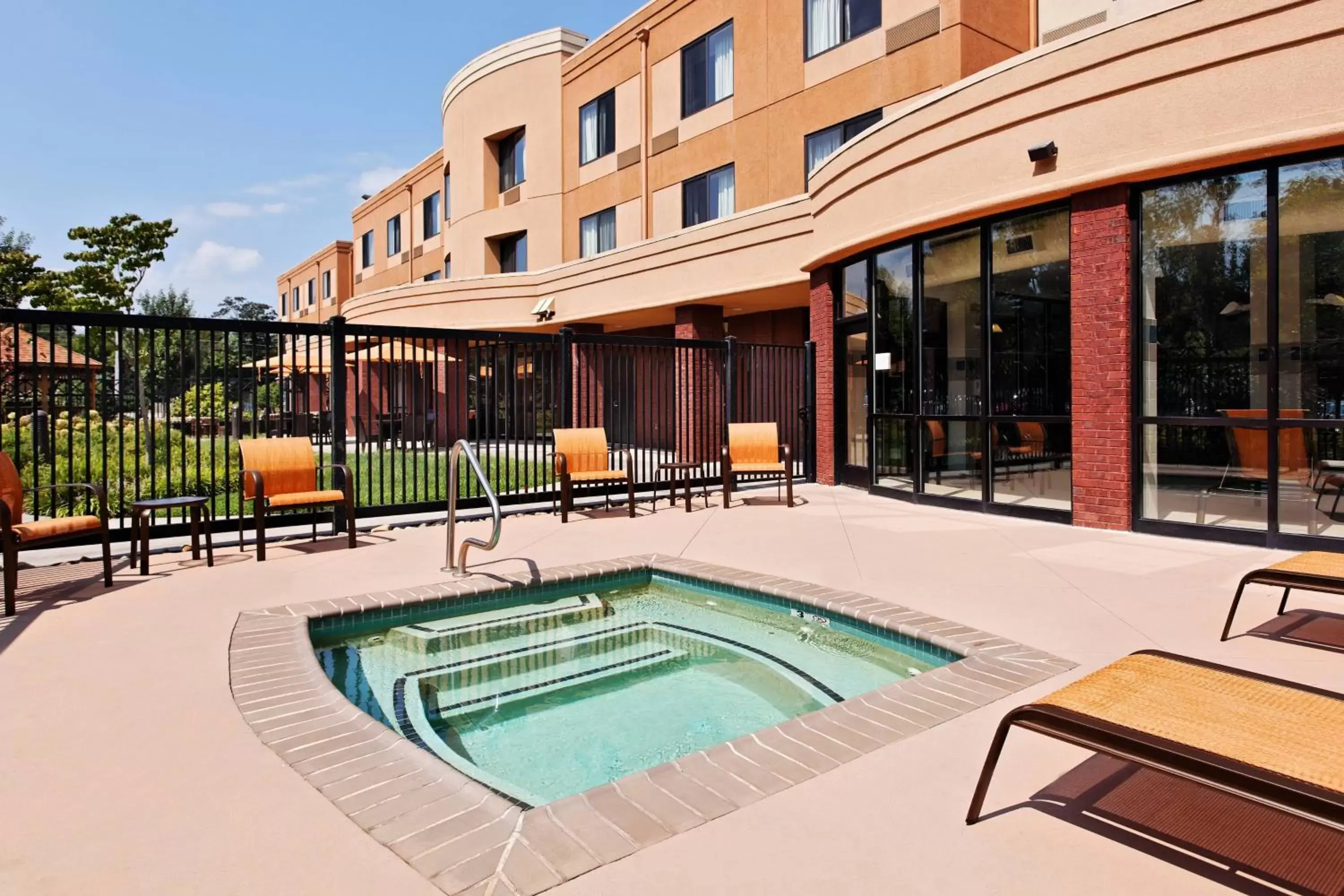 Swimming Pool in Courtyard by Marriott Knoxville Airport Alcoa