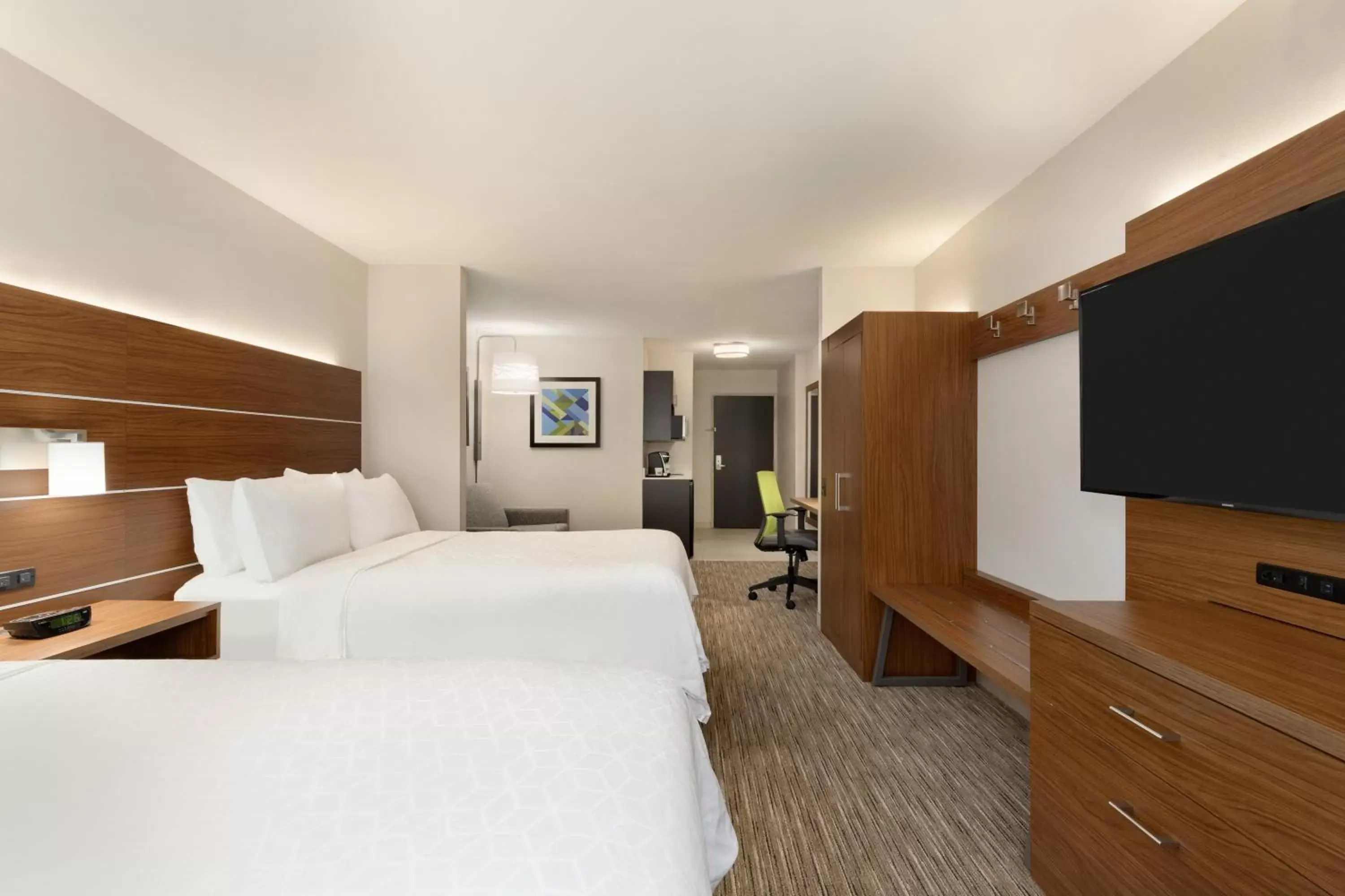 Bedroom, TV/Entertainment Center in Holiday Inn Express Hotel & Suites Auburn - University Area, an IHG Hotel