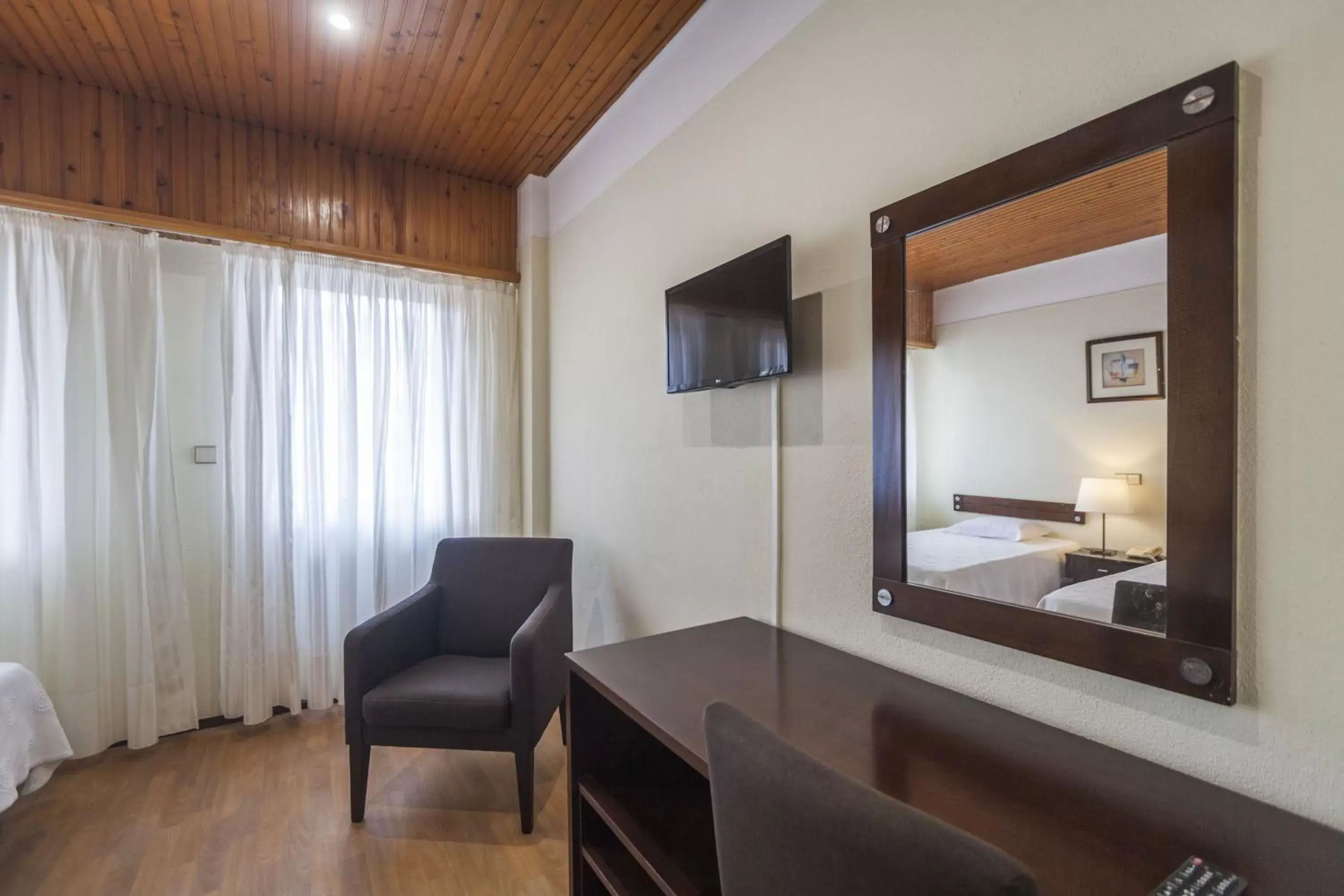 Bedroom, TV/Entertainment Center in Hotel Sete Cidades