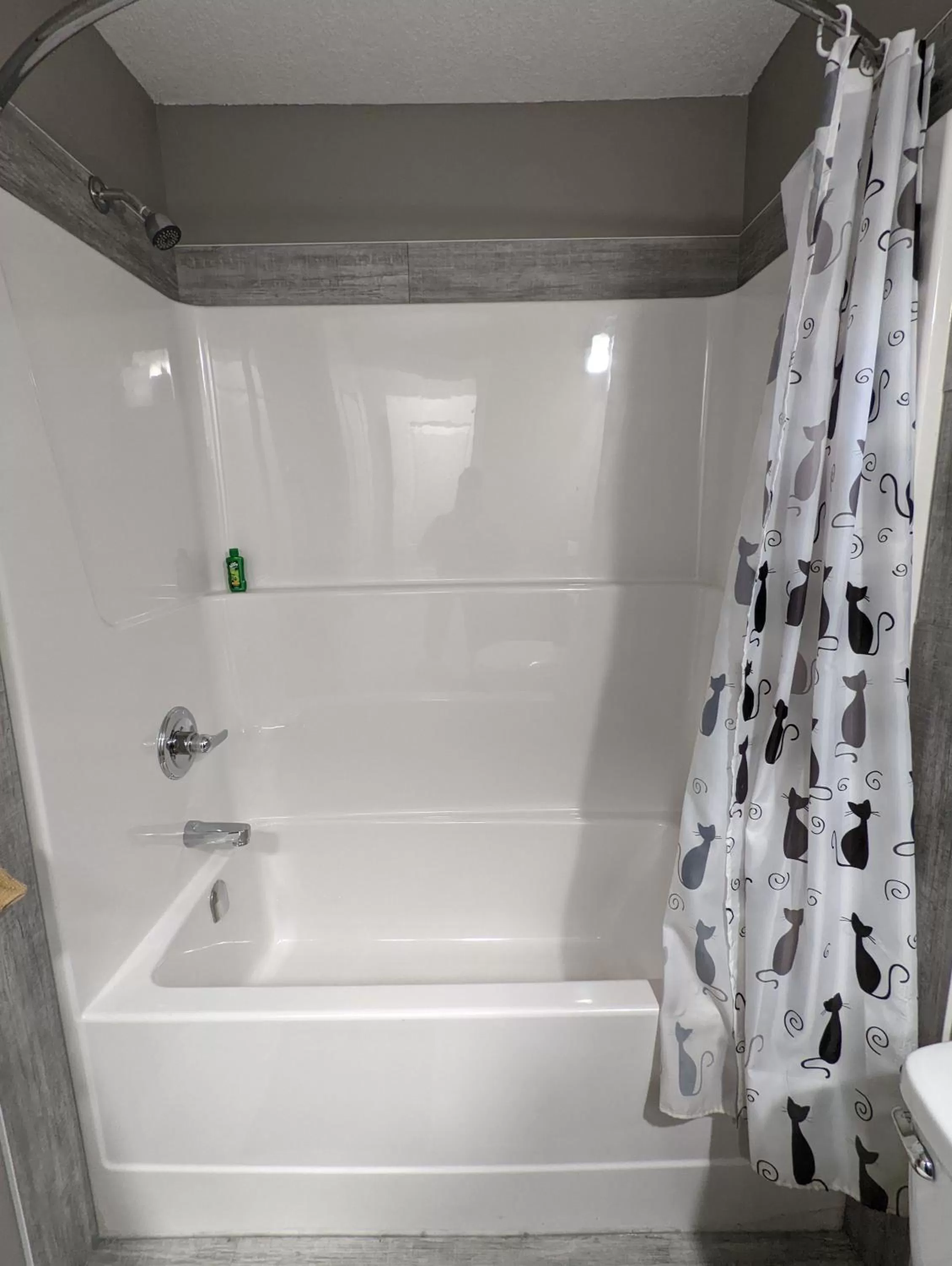 Bathroom in Riverside Motel & Suites