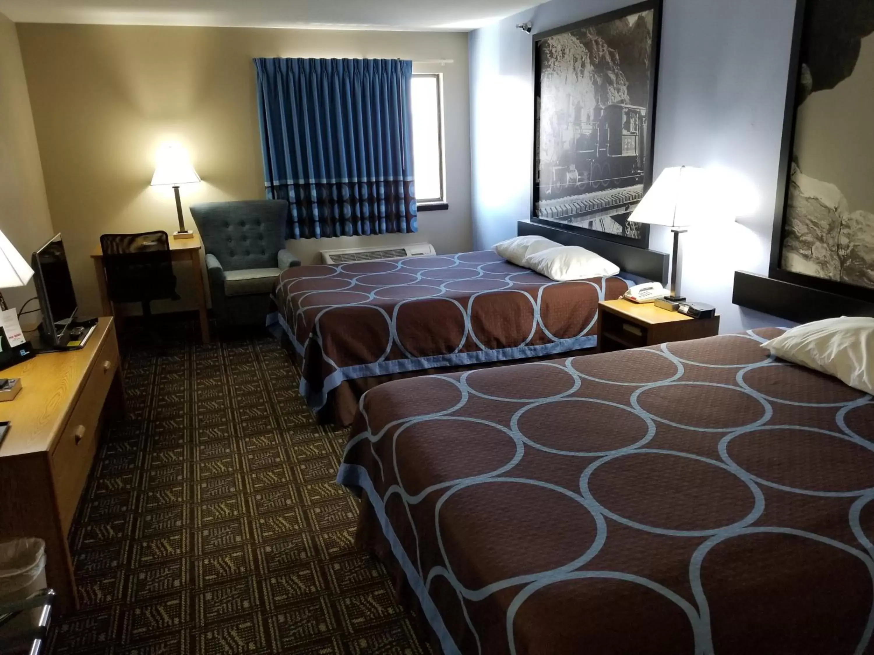 Bedroom, Bed in Super 8 by Wyndham Fort Collins