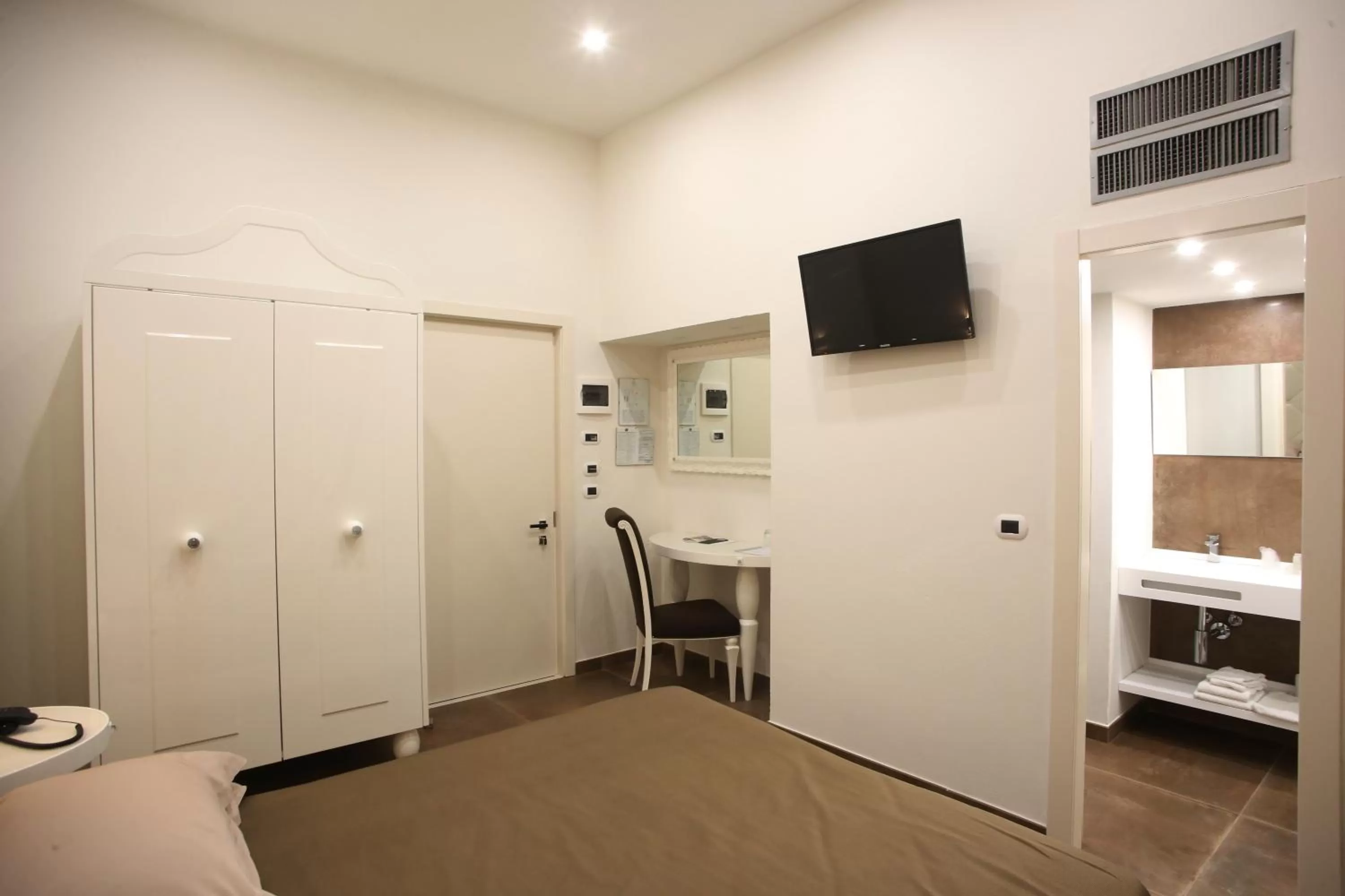 Bedroom, Bed in Hotel Columbia Wellness & Spa