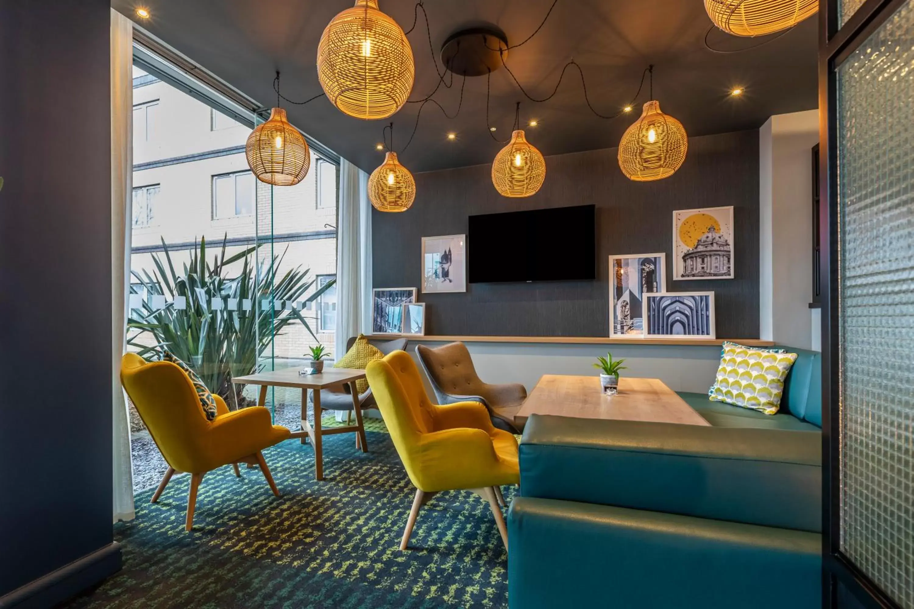 Lounge or bar, Seating Area in Holiday Inn Oxford, an IHG Hotel