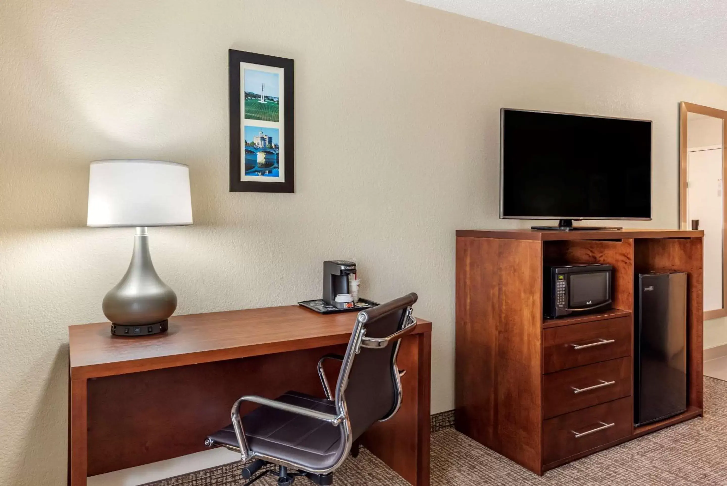 Photo of the whole room, TV/Entertainment Center in Comfort Inn & Suites Middletown - Franklin