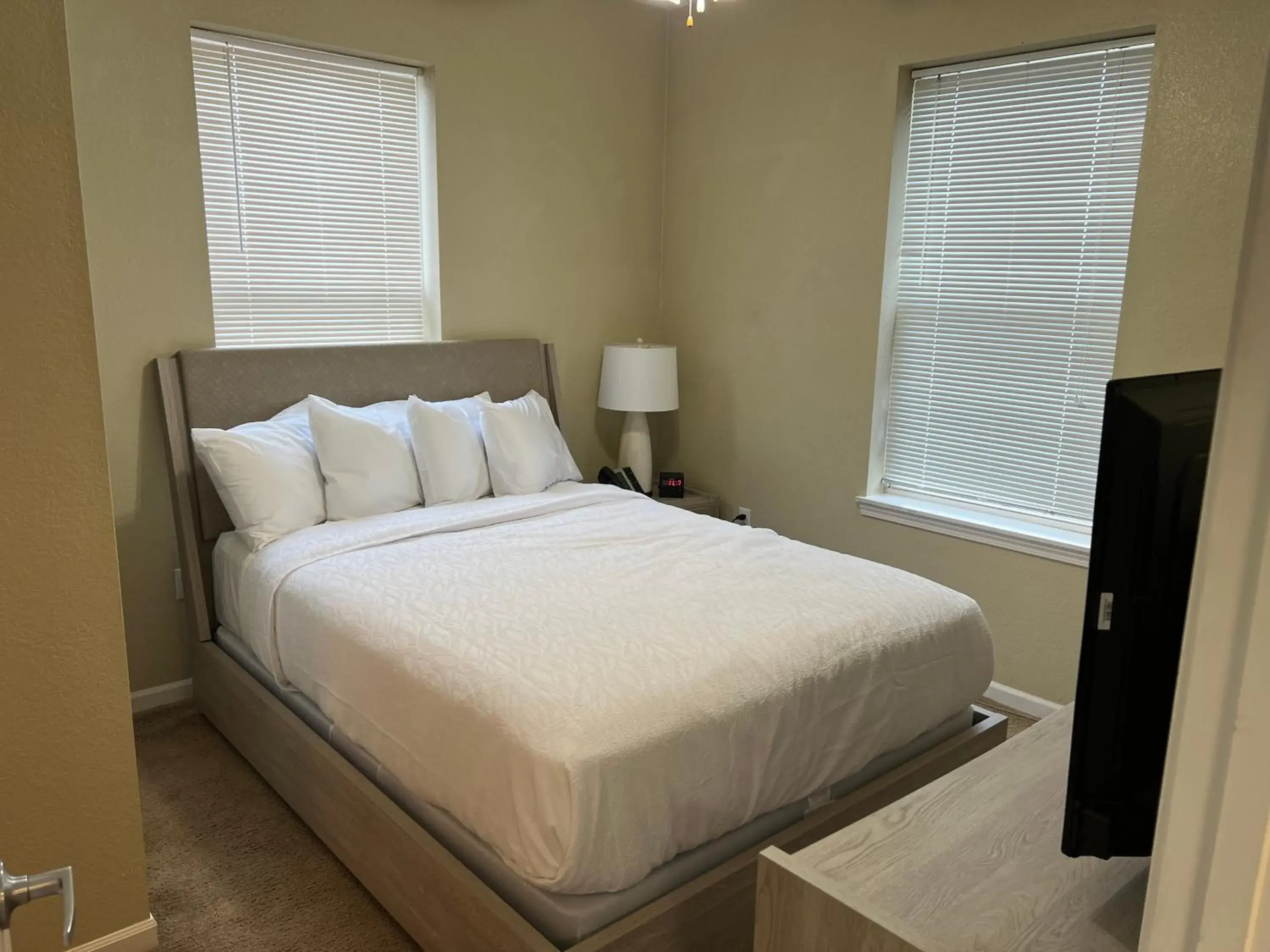 Bedroom, Bed in Washburn Hotel Suites