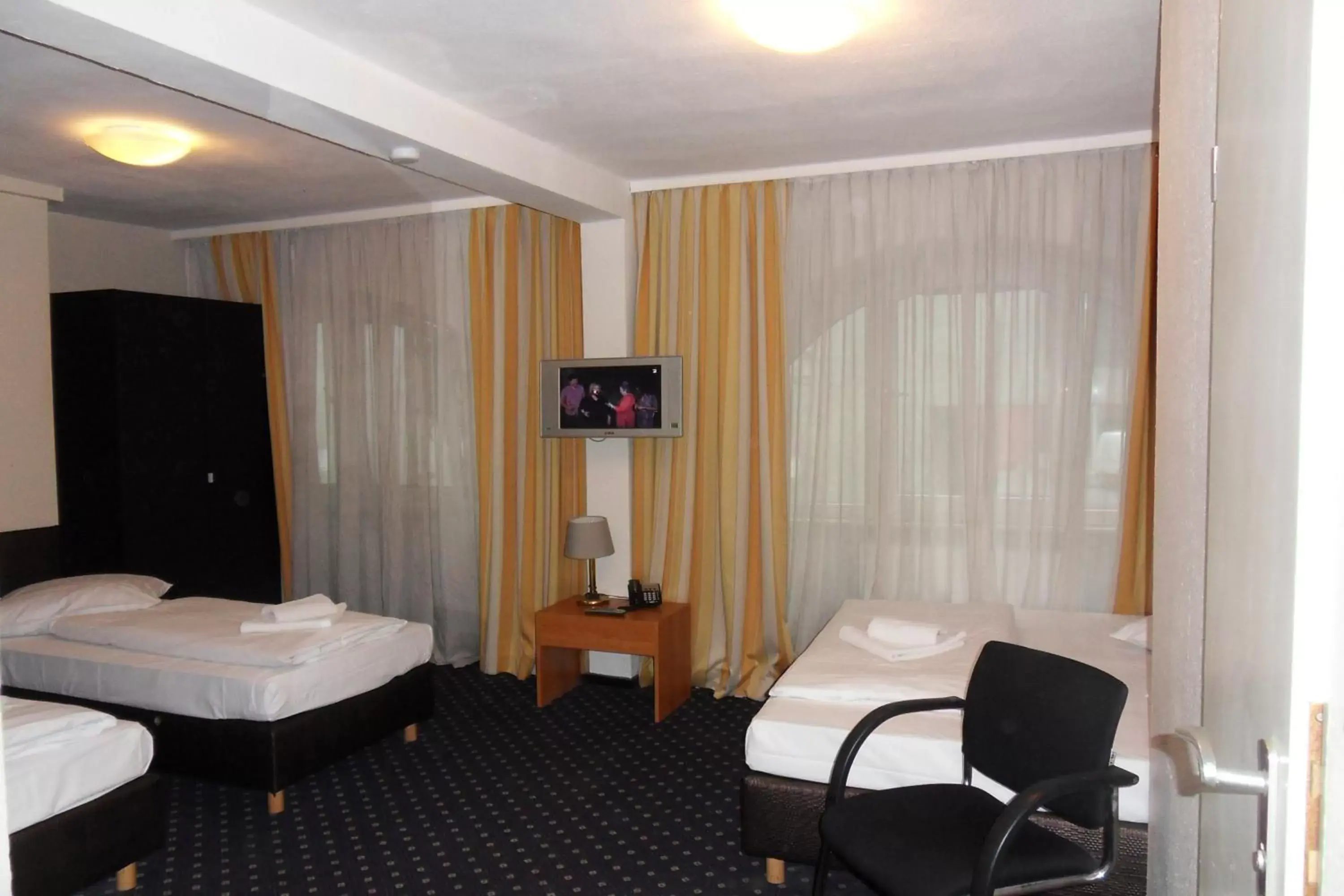 Photo of the whole room, Bed in Carlton Hotel Photo of the whole room, Bed in Carlton Hotel