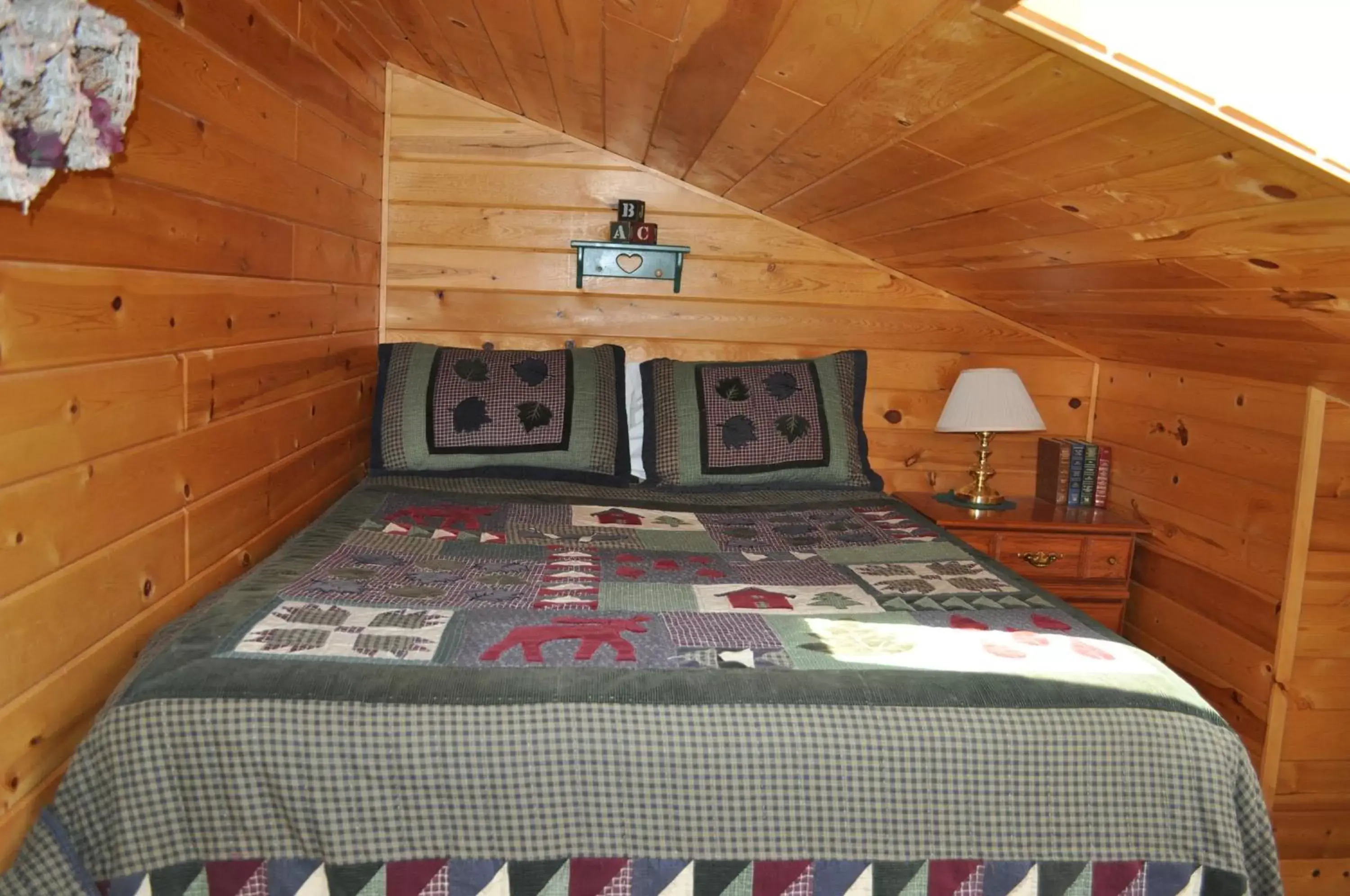 Balcony/Terrace, Bed in Rocky Ridge Country Lodge