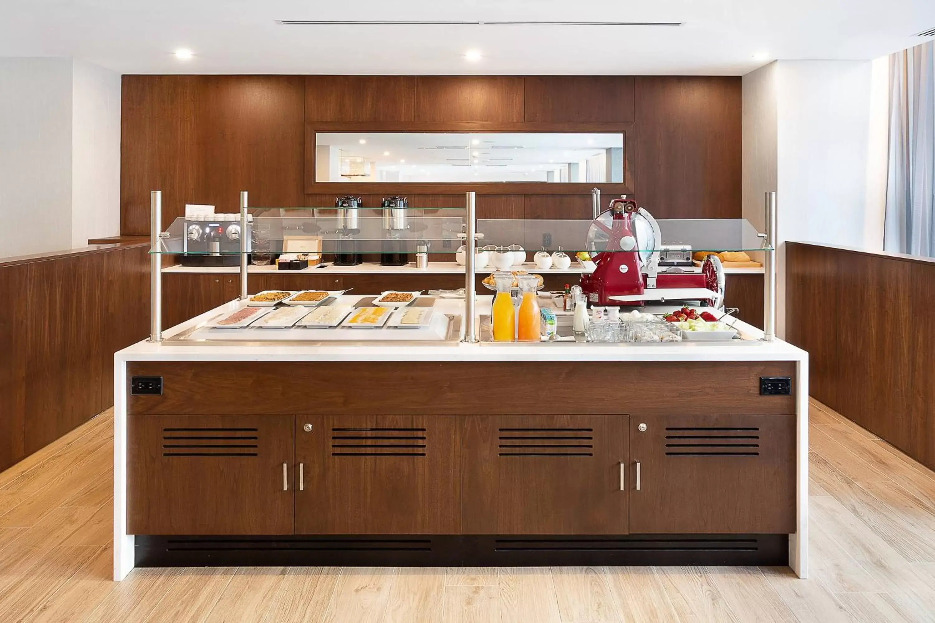 Breakfast, Kitchen/Kitchenette in AC Hotel by Marriott Montreal Downtown