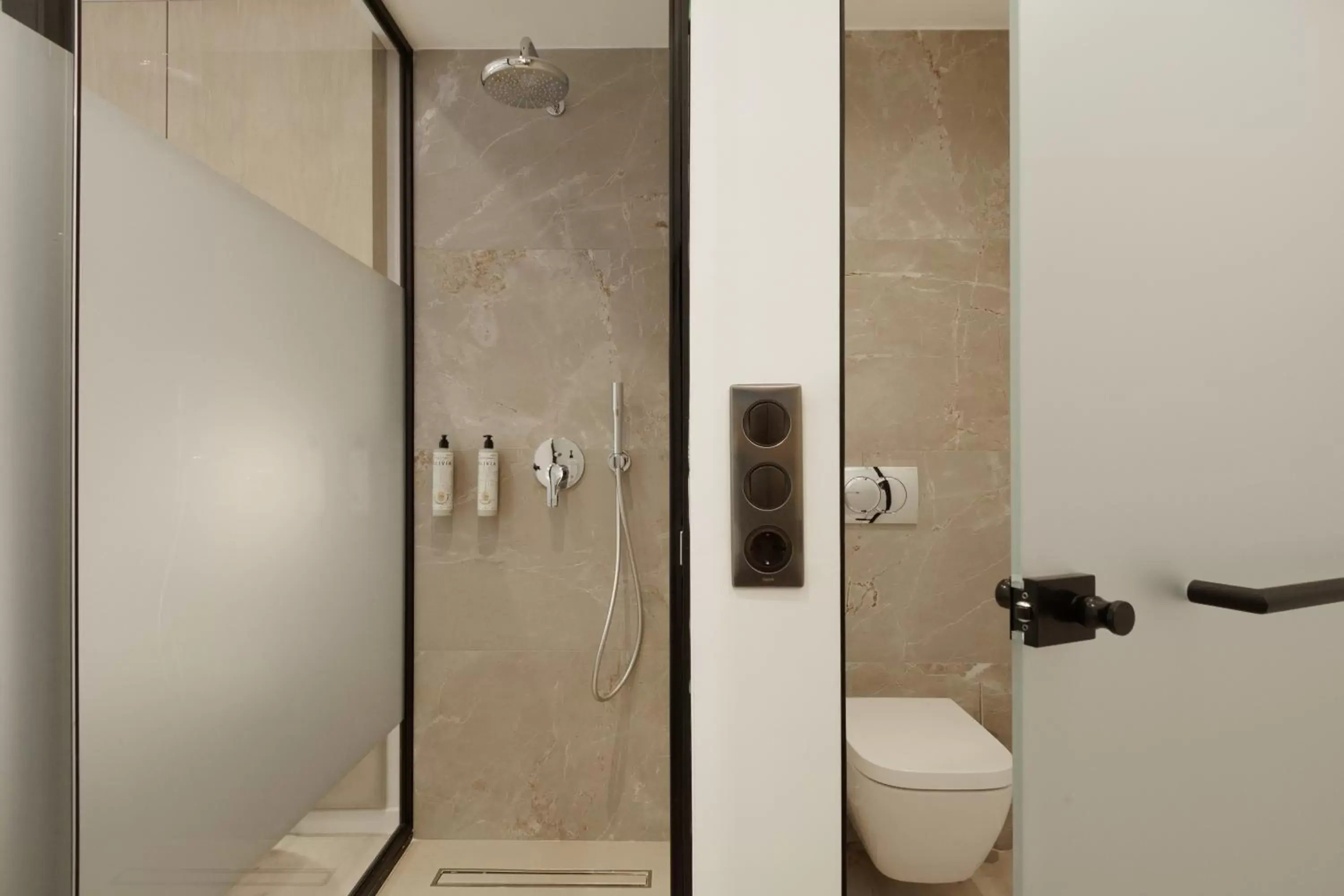 Shower, Bathroom in LUX&EASY Signature Syngrou 234