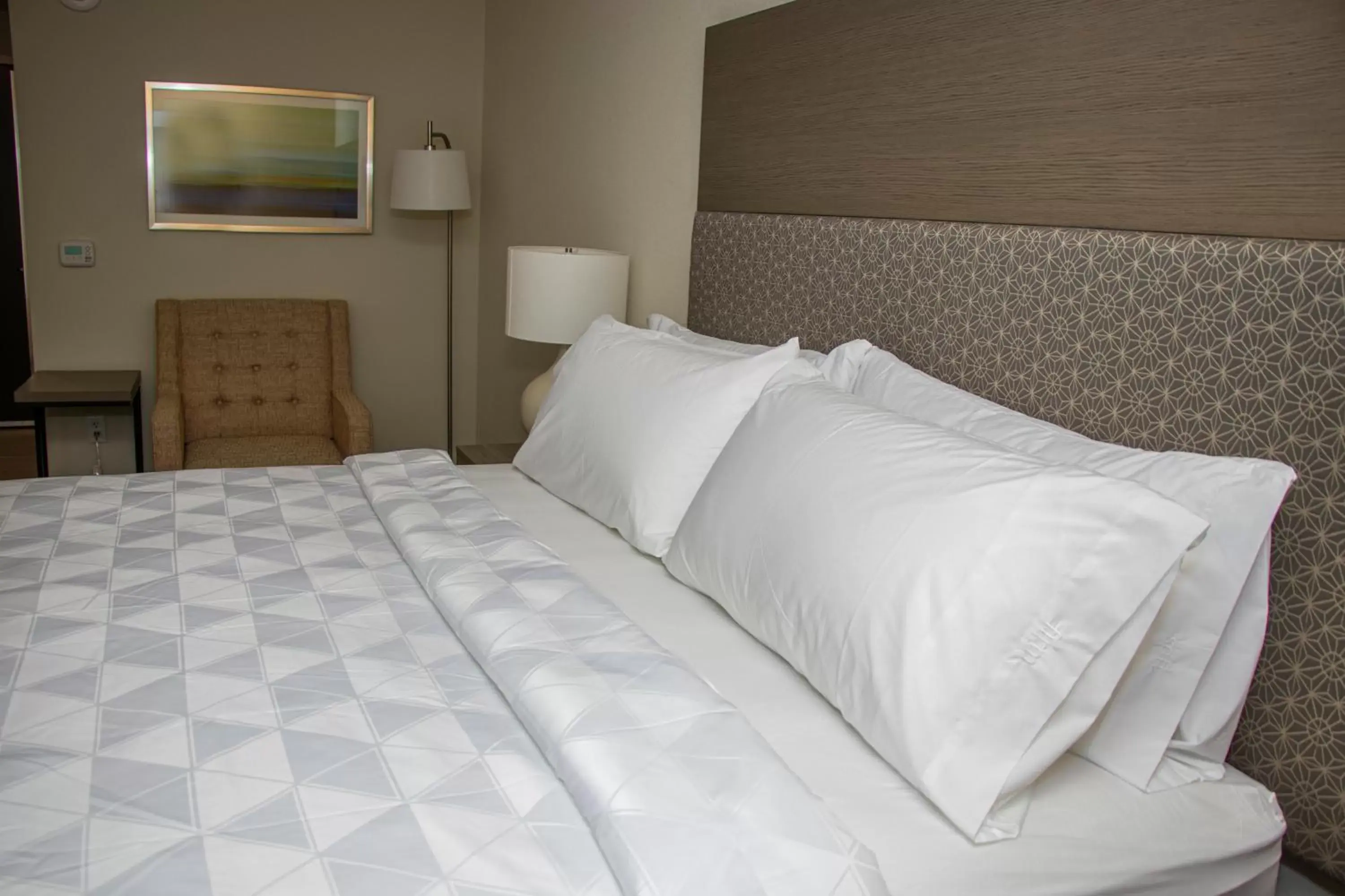 Bed in Holiday Inn - Kansas City - Northeast, an IHG Hotel