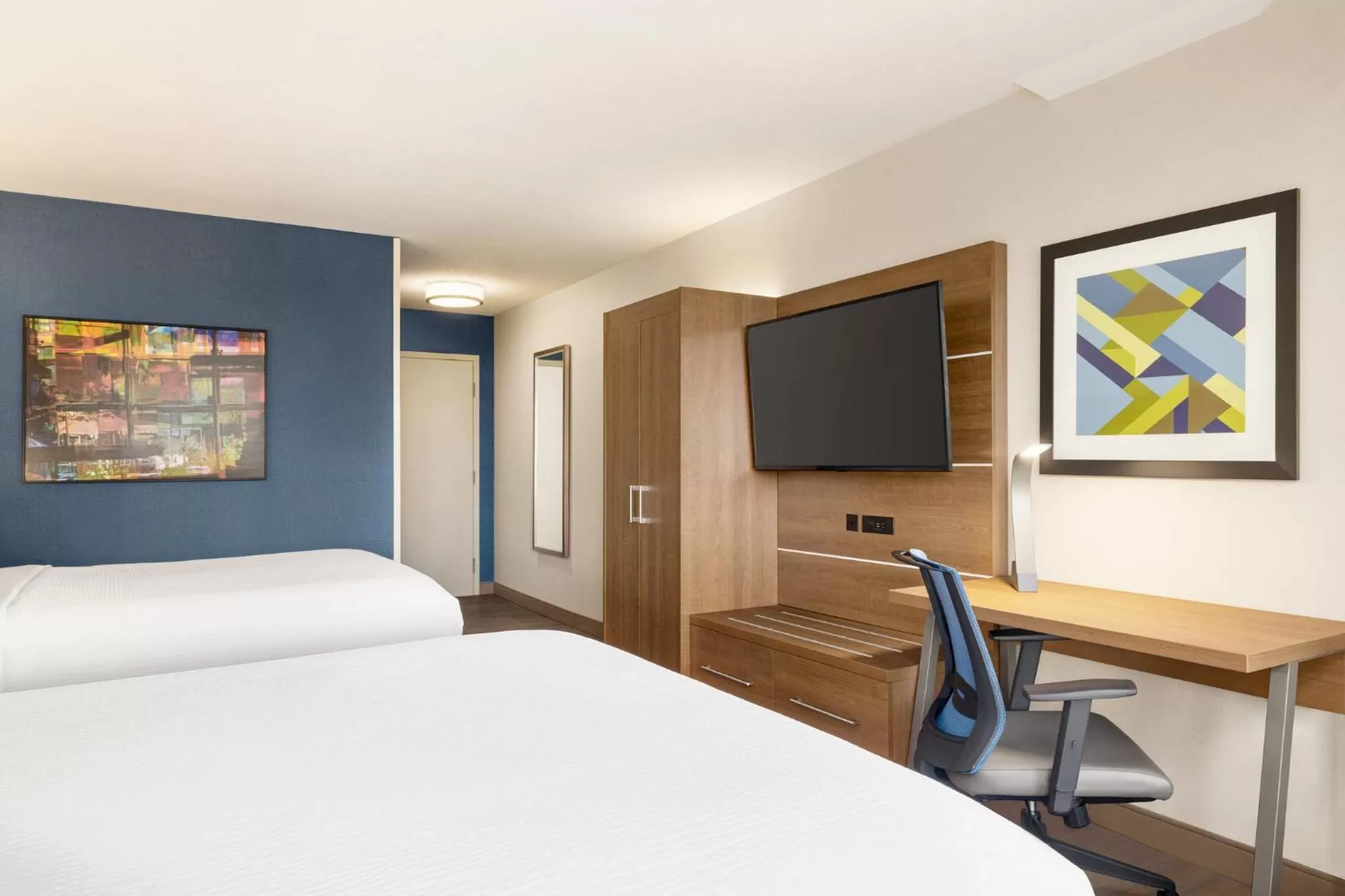 Photo of the whole room, Bed in Holiday Inn Express Vancouver-Metrotown (Burnaby)