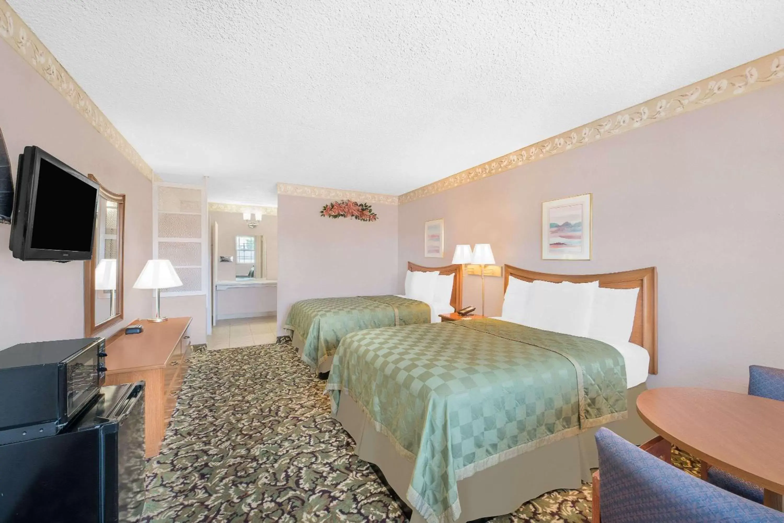 Photo of the whole room, Bed in Knights Inn & Suites by Sonesta Pecos