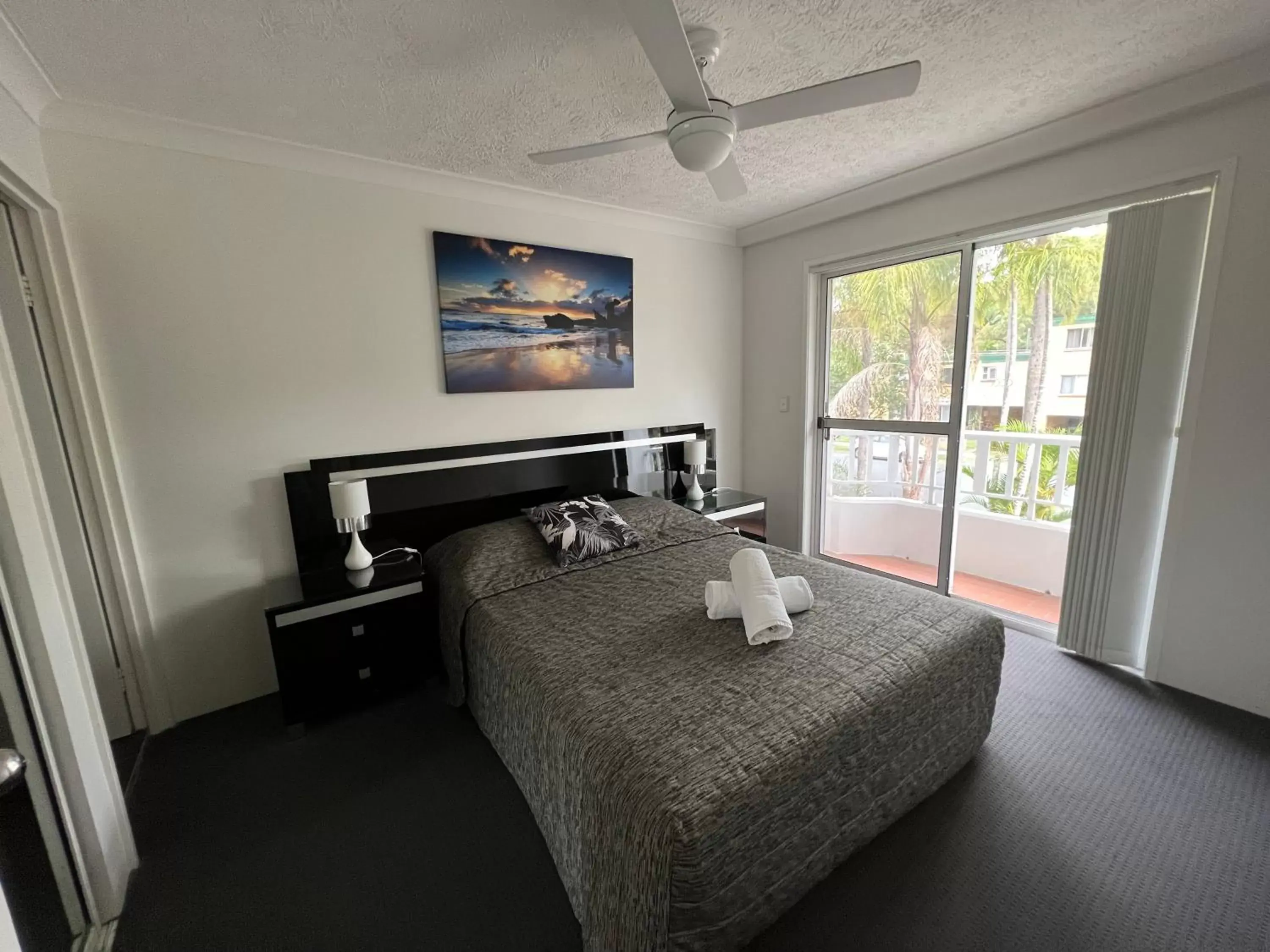 Bedroom, Bed in Cascade Gardens Apartments