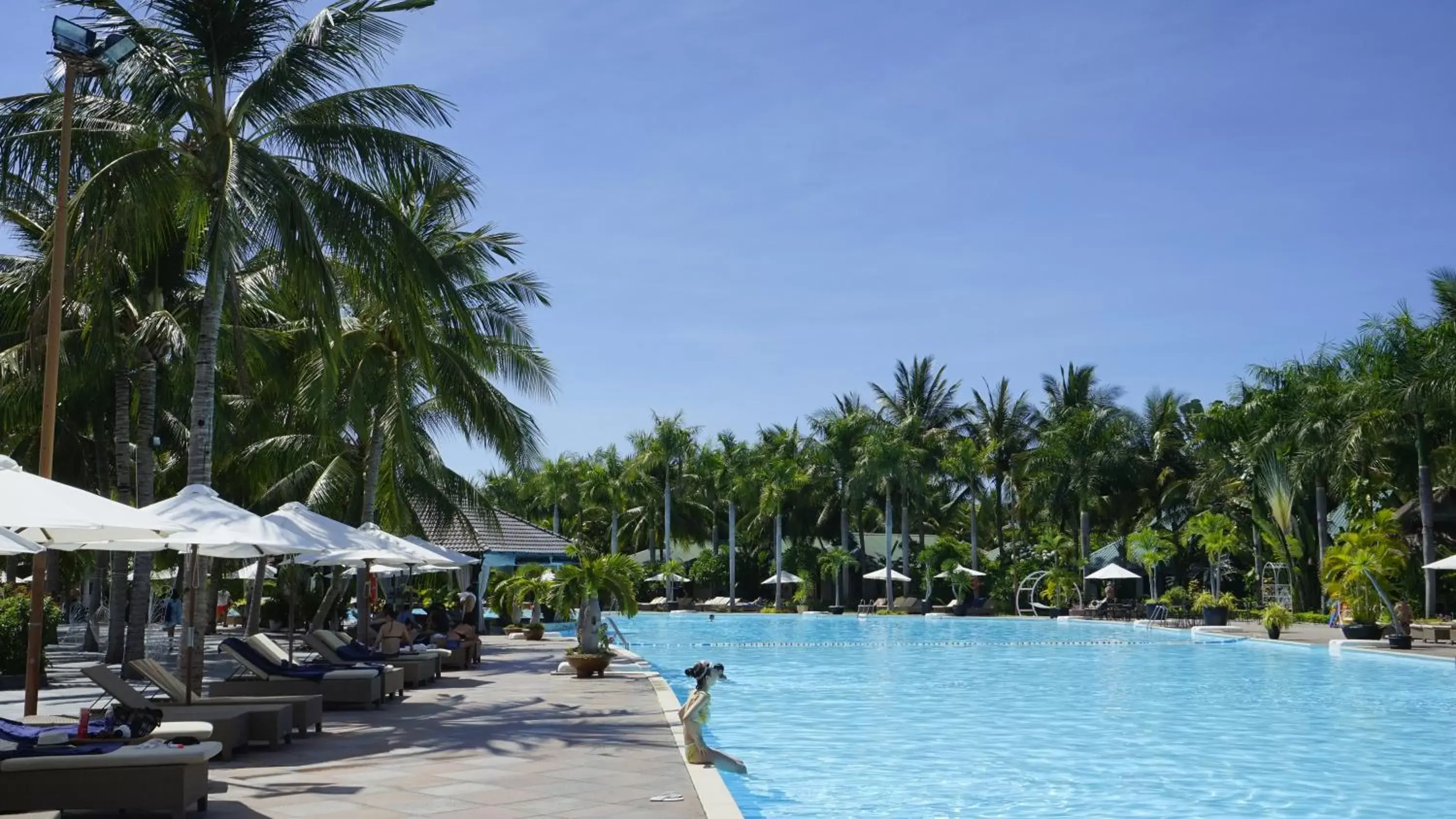 Swimming Pool in Diamond Bay Resort & Spa