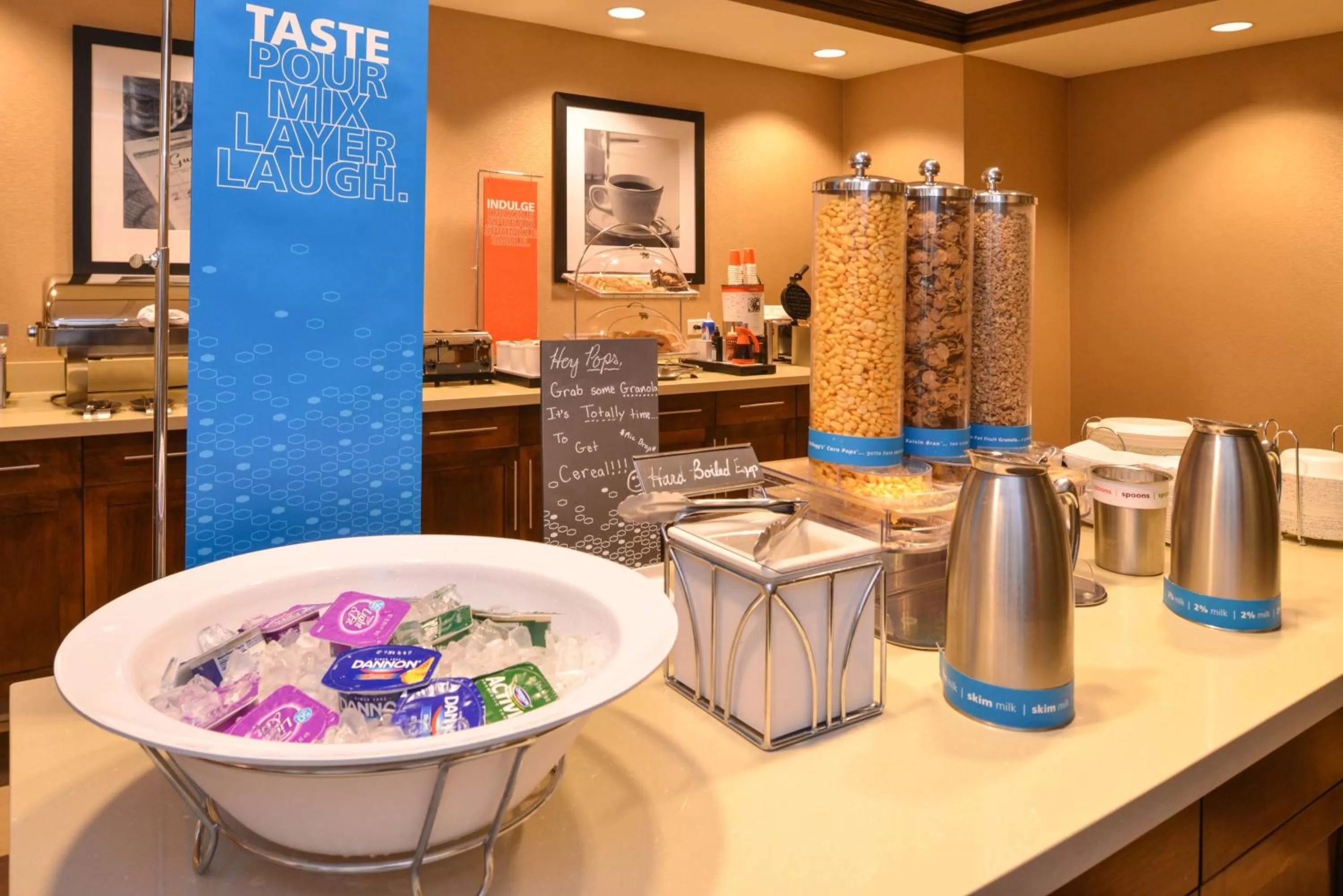 Dining area in Hampton Inn Omaha Midtown-Aksarben