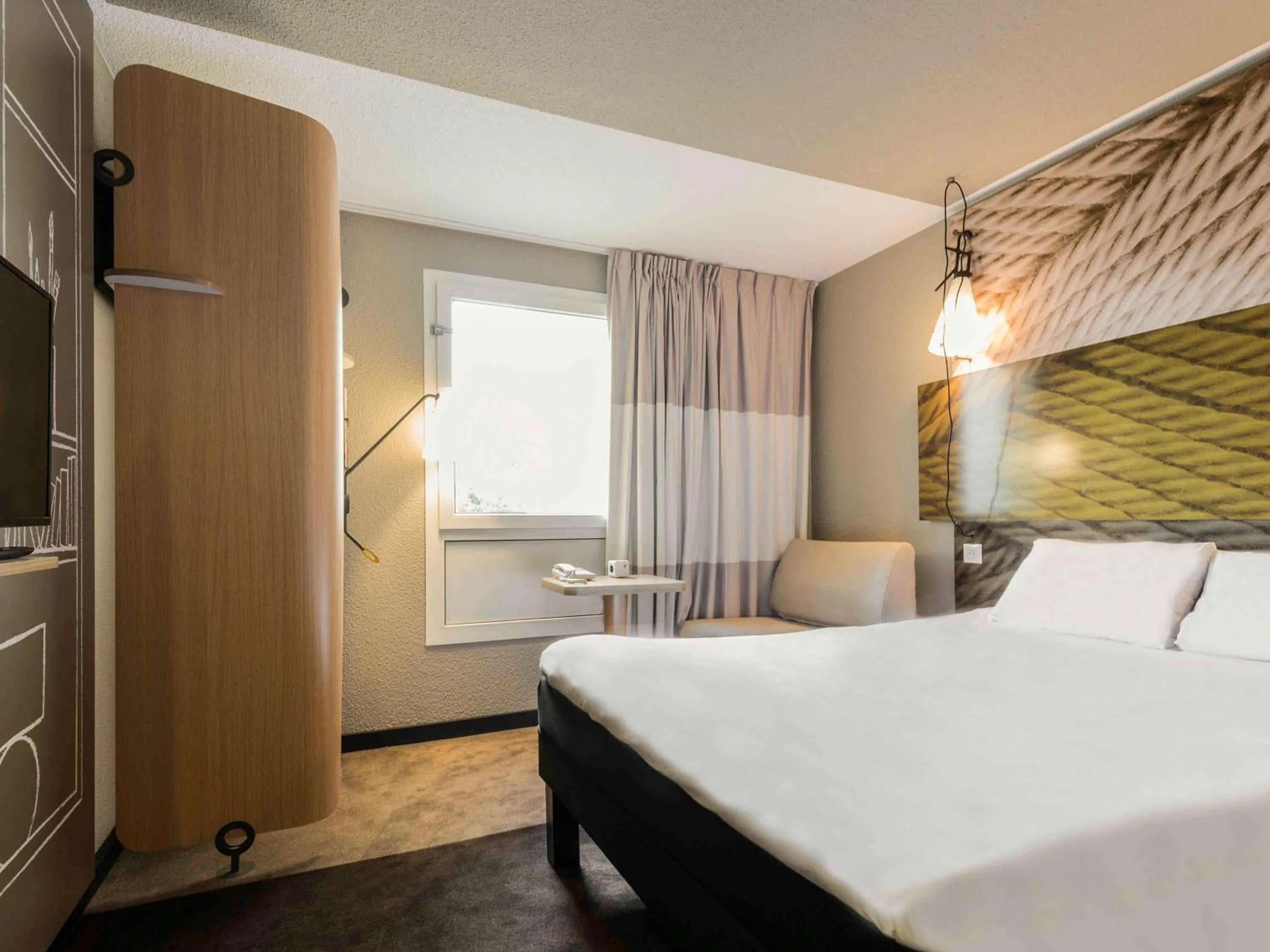 Photo of the whole room, Bed in ibis Paris Vanves Parc des Expositions