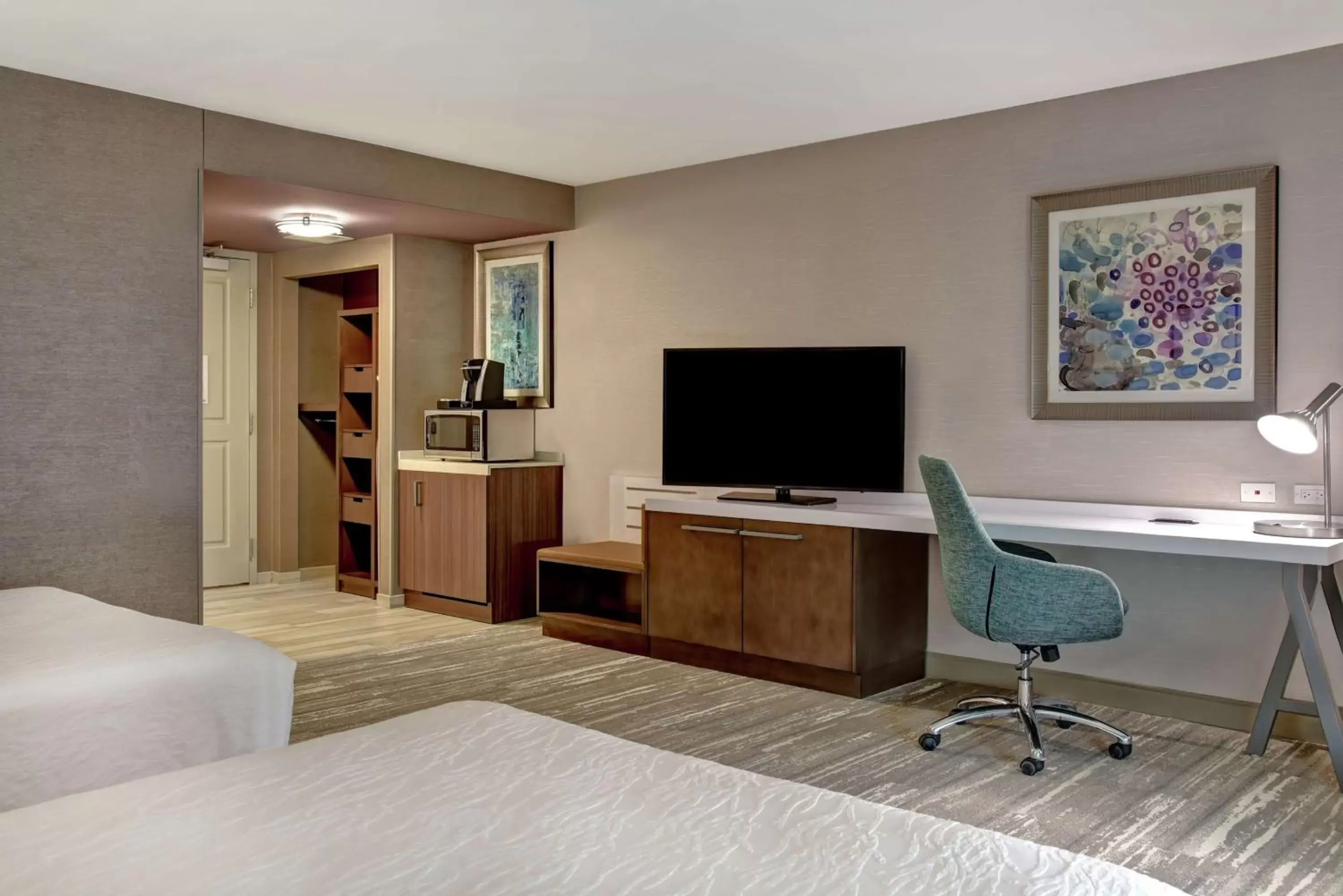 Bedroom, TV/Entertainment Center in Hilton Garden Inn Kansas City/Kansas