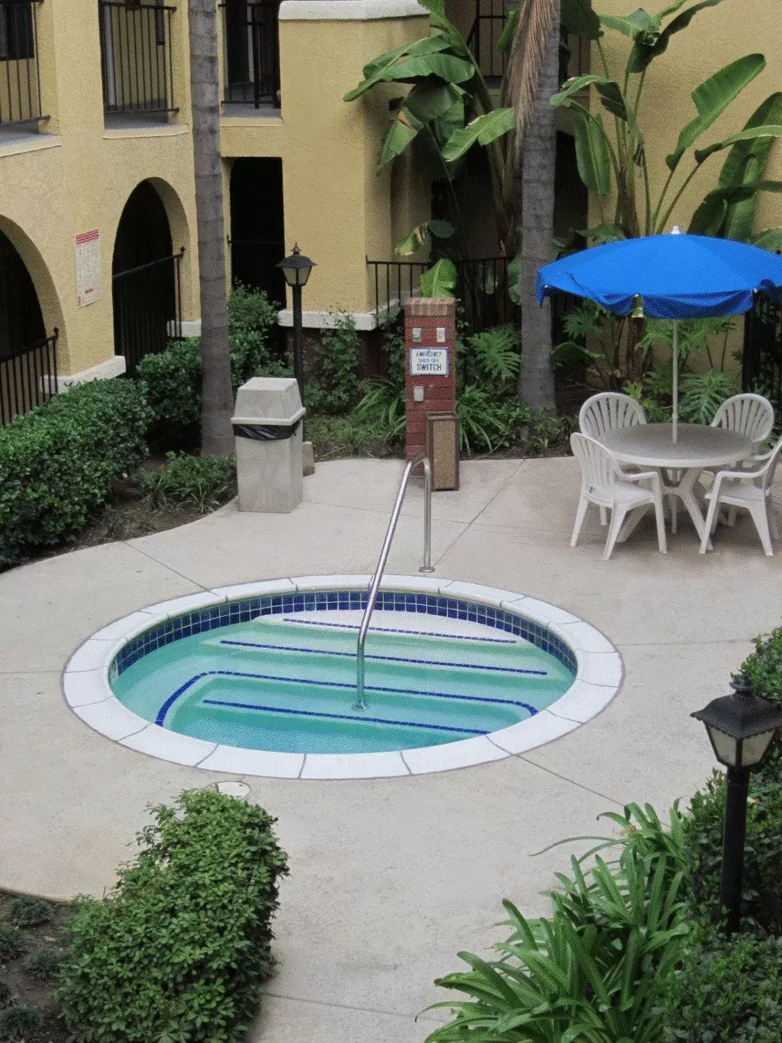 Hot Tub, Swimming Pool in Best Western Moreno Hotel & Suites