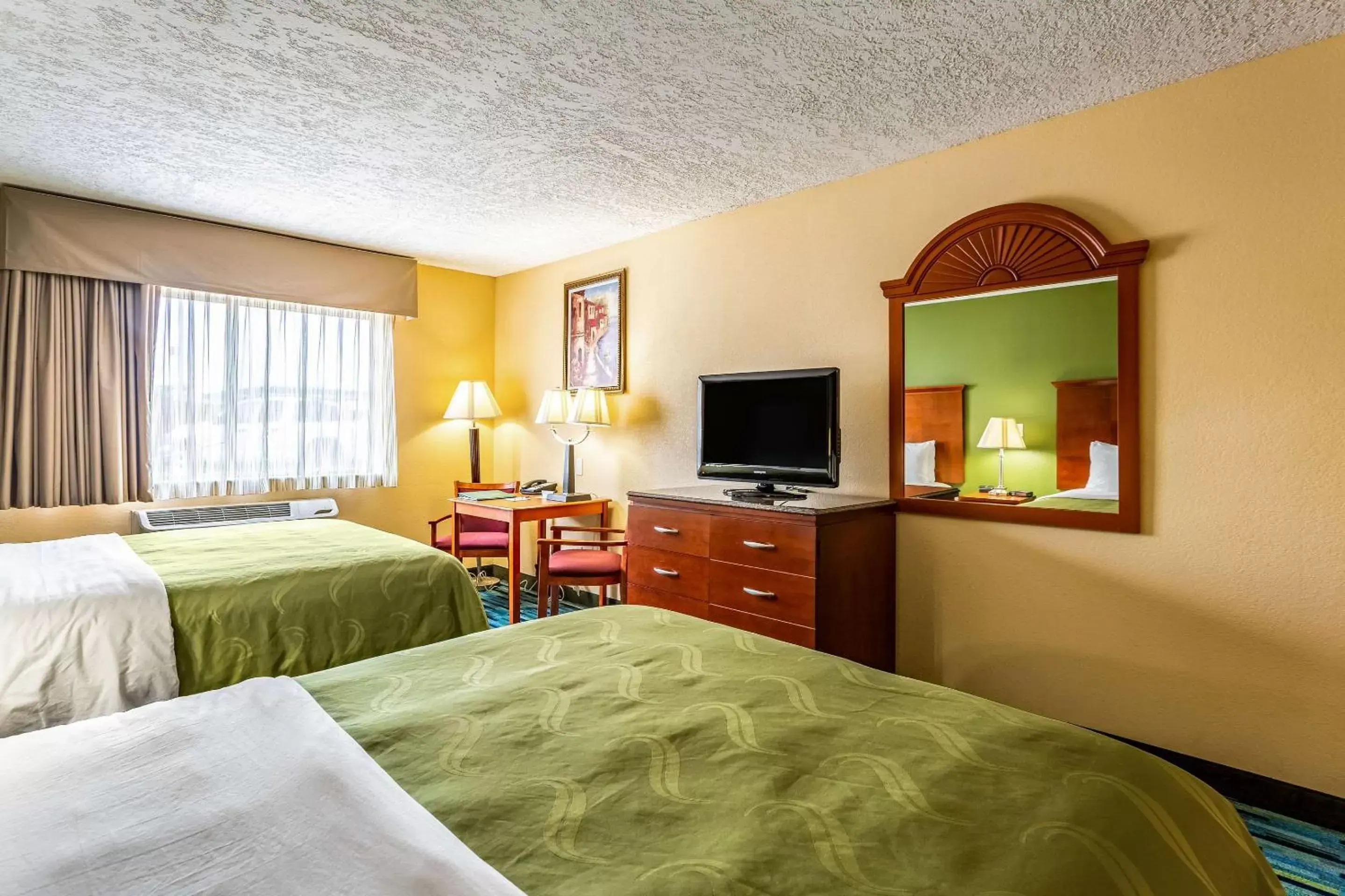 Photo of the whole room, Bed in Quality Inn Los Lunas