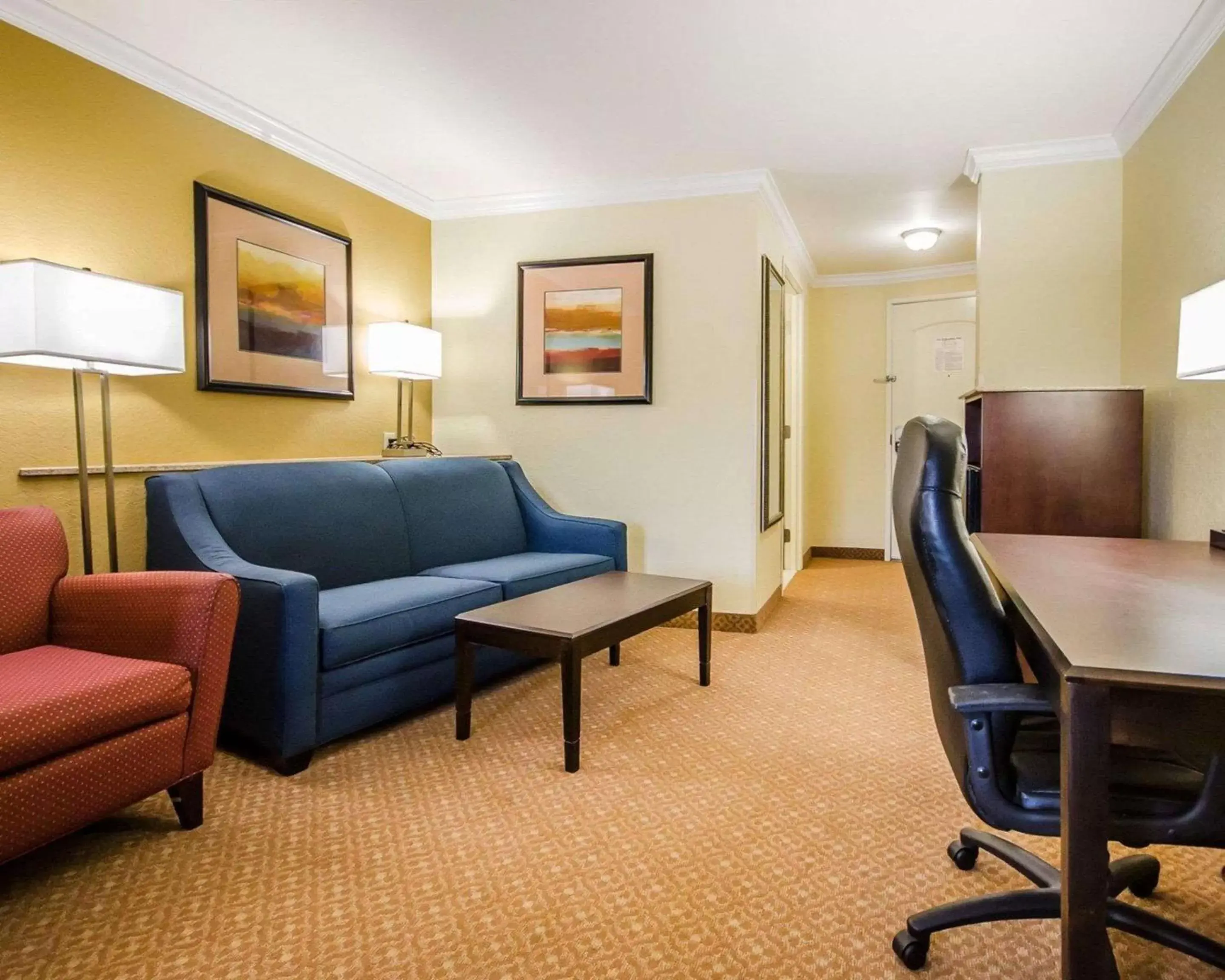 Photo of the whole room, Seating Area in Comfort Suites Elizabethtown