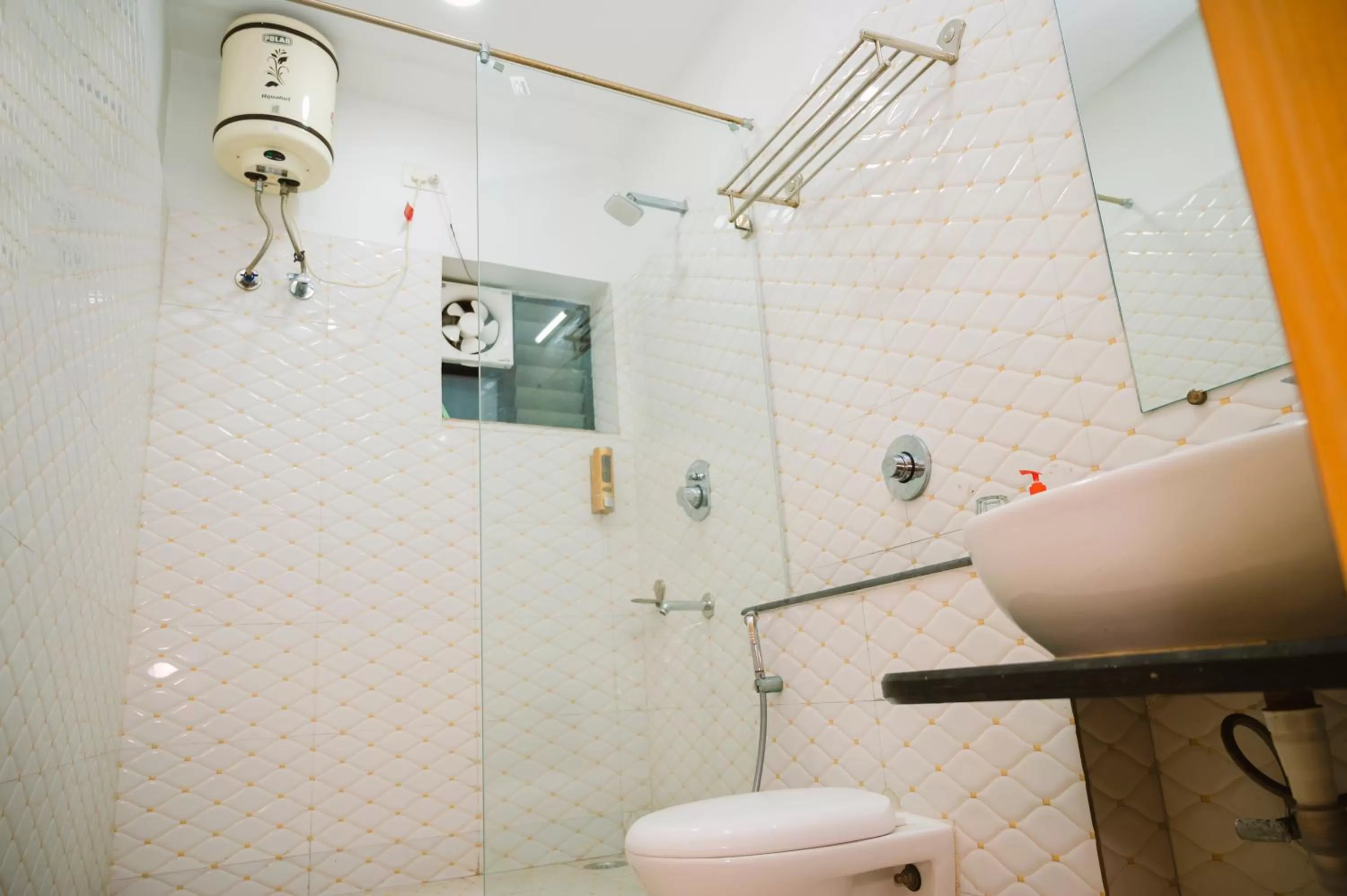 Shower in Hotel Green Apple