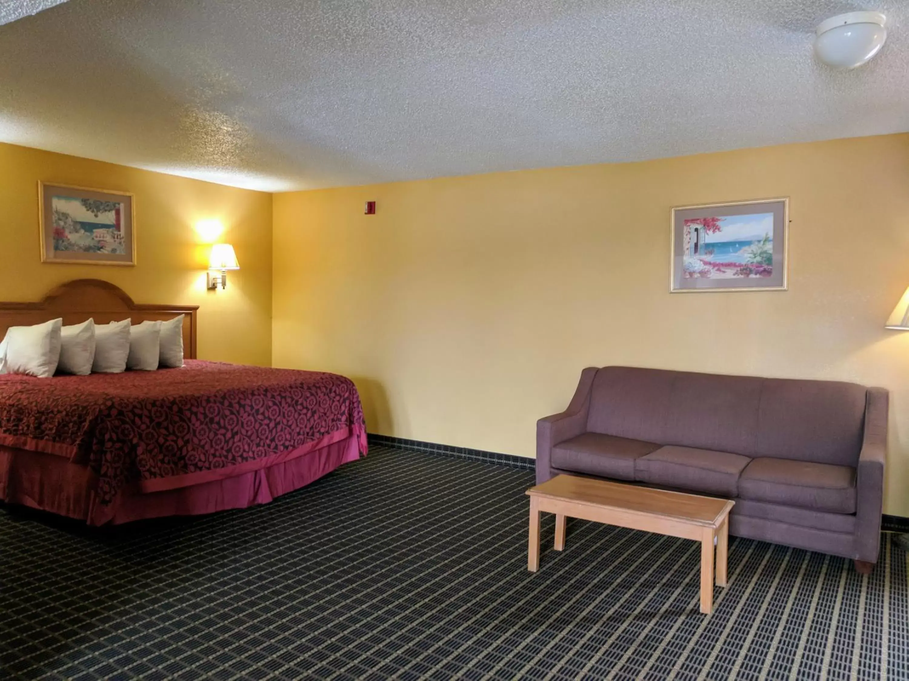 Bed in Days Inn by Wyndham San Antonio Interstate Hwy 35 North