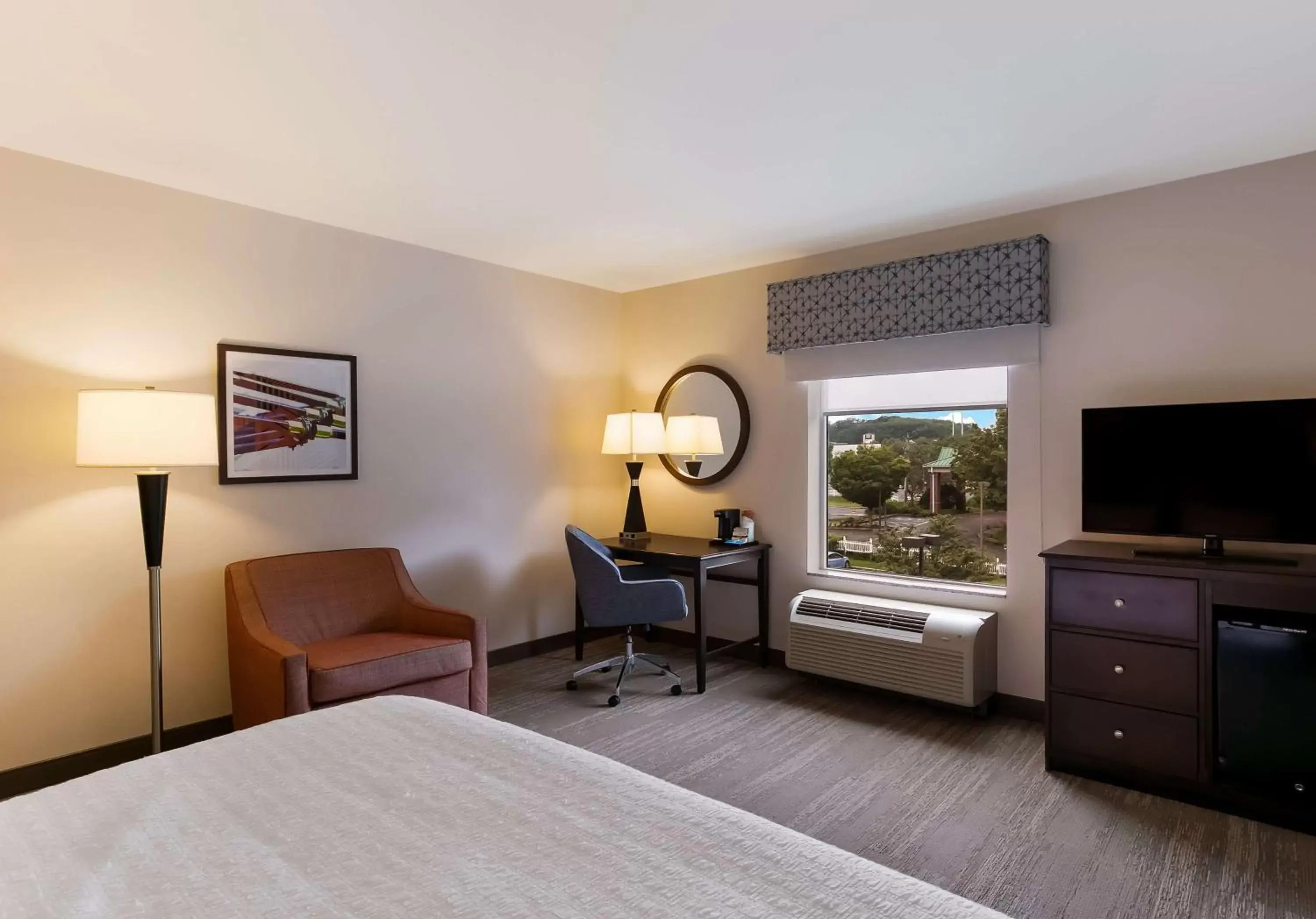 Bedroom, TV/Entertainment Center in Hampton Inn & Suites Wilmington Christiana