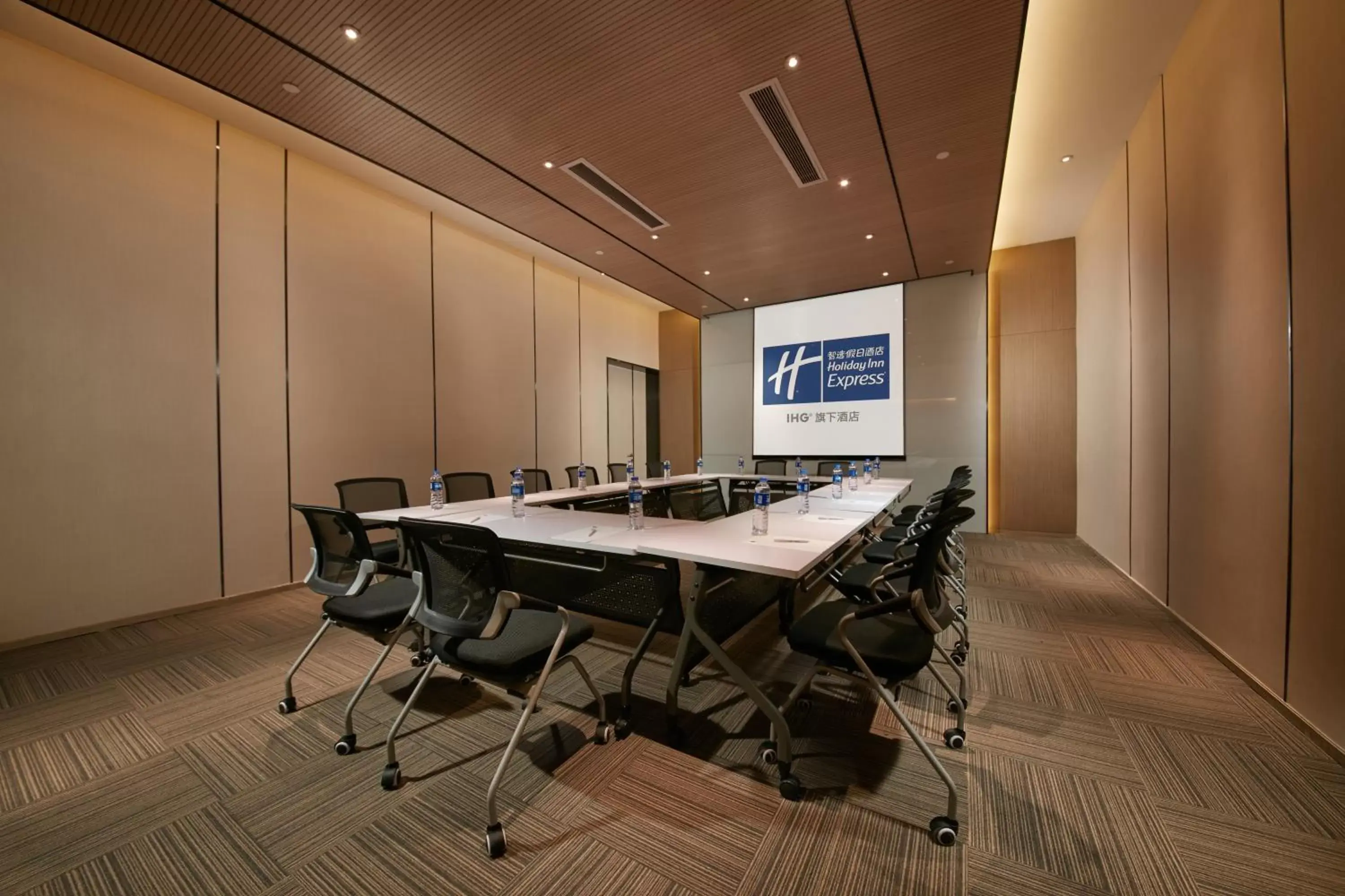 Meeting/conference room in Holiday Inn Express Hangzhou East Station, an IHG Hotel