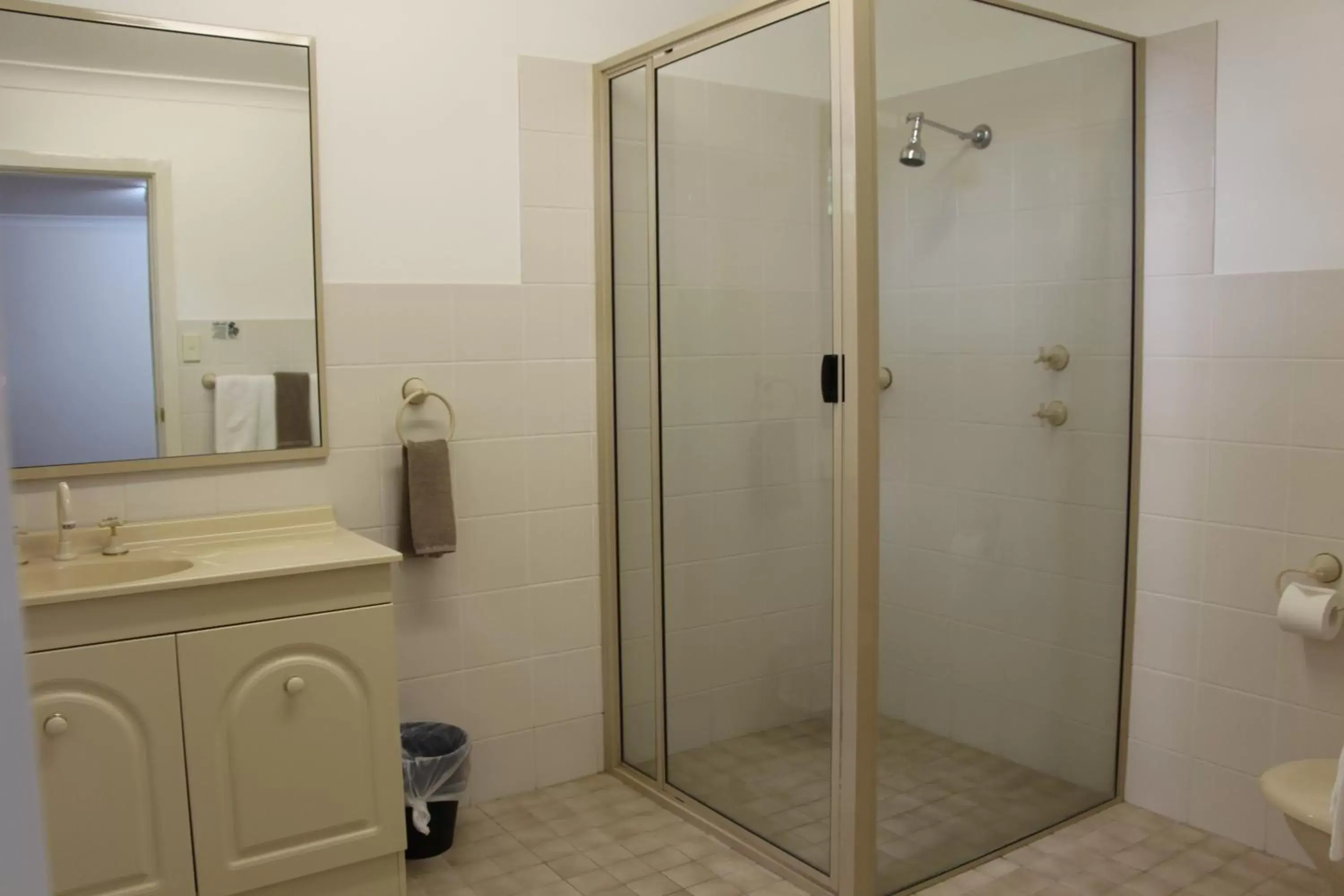 Bathroom in The Pioneer Way Motel