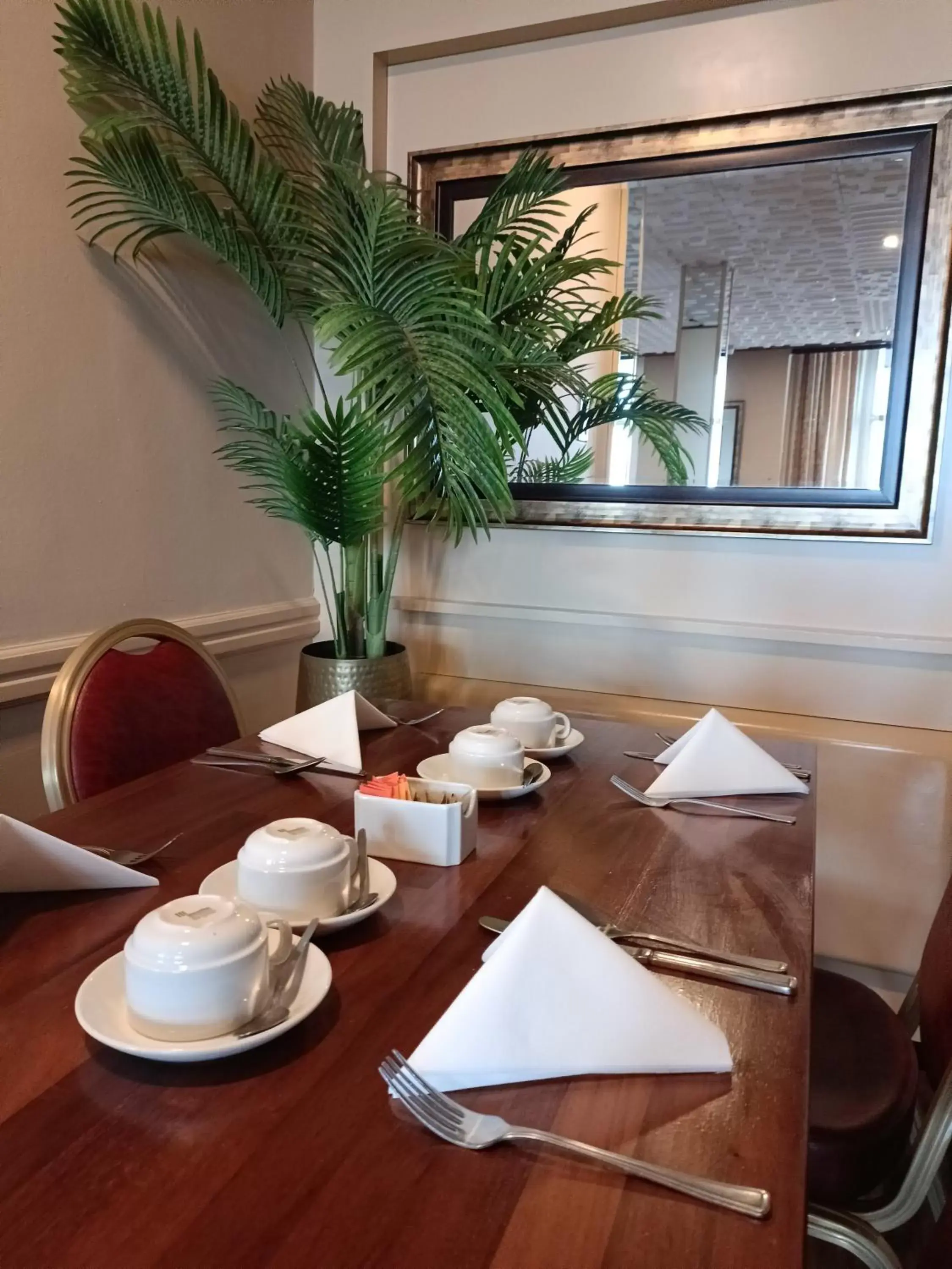 Breakfast, Restaurant/Places to Eat in Palm Court Hotel