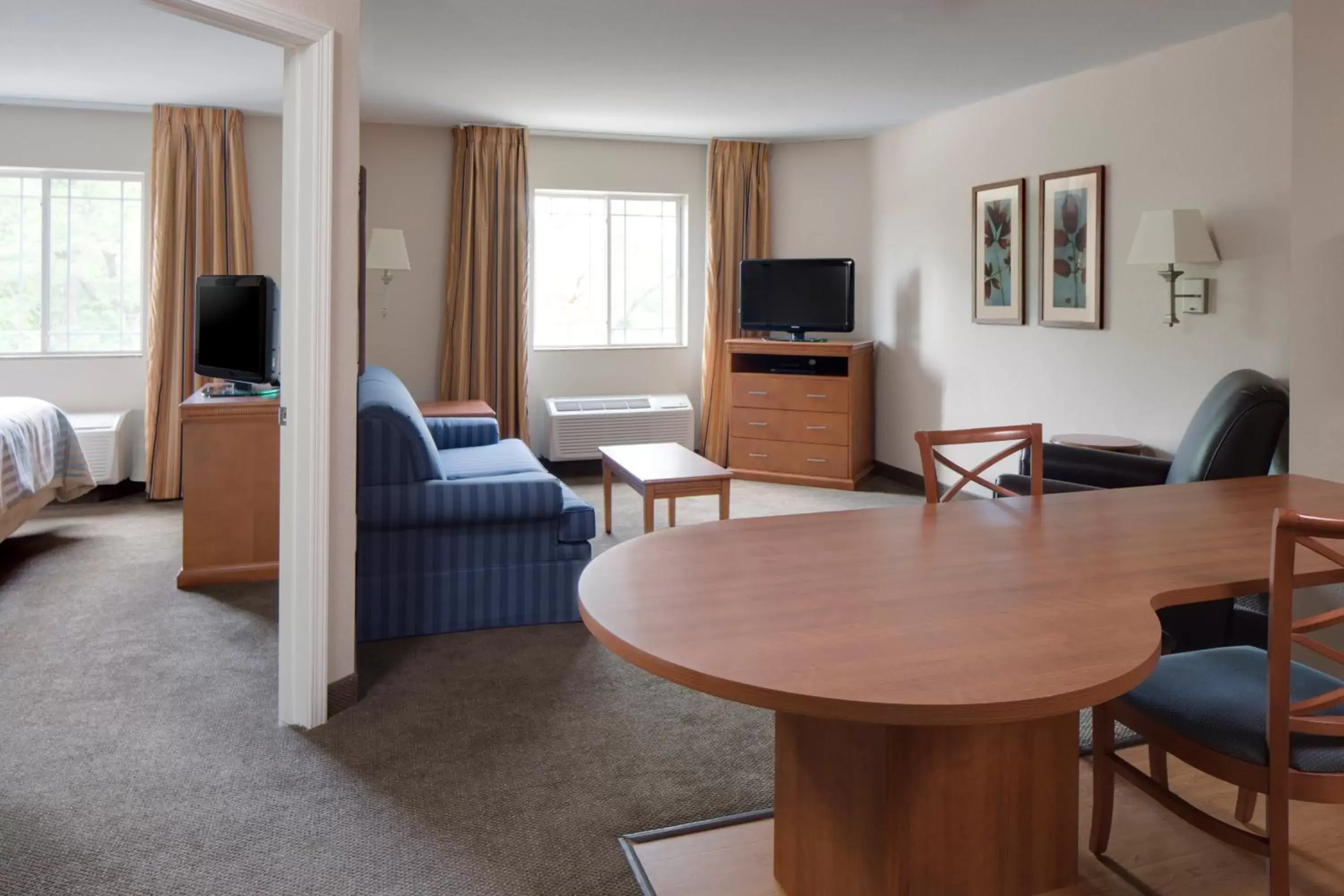 Photo of the whole room, TV/Entertainment Center in Candlewood Suites La Crosse, an IHG Hotel