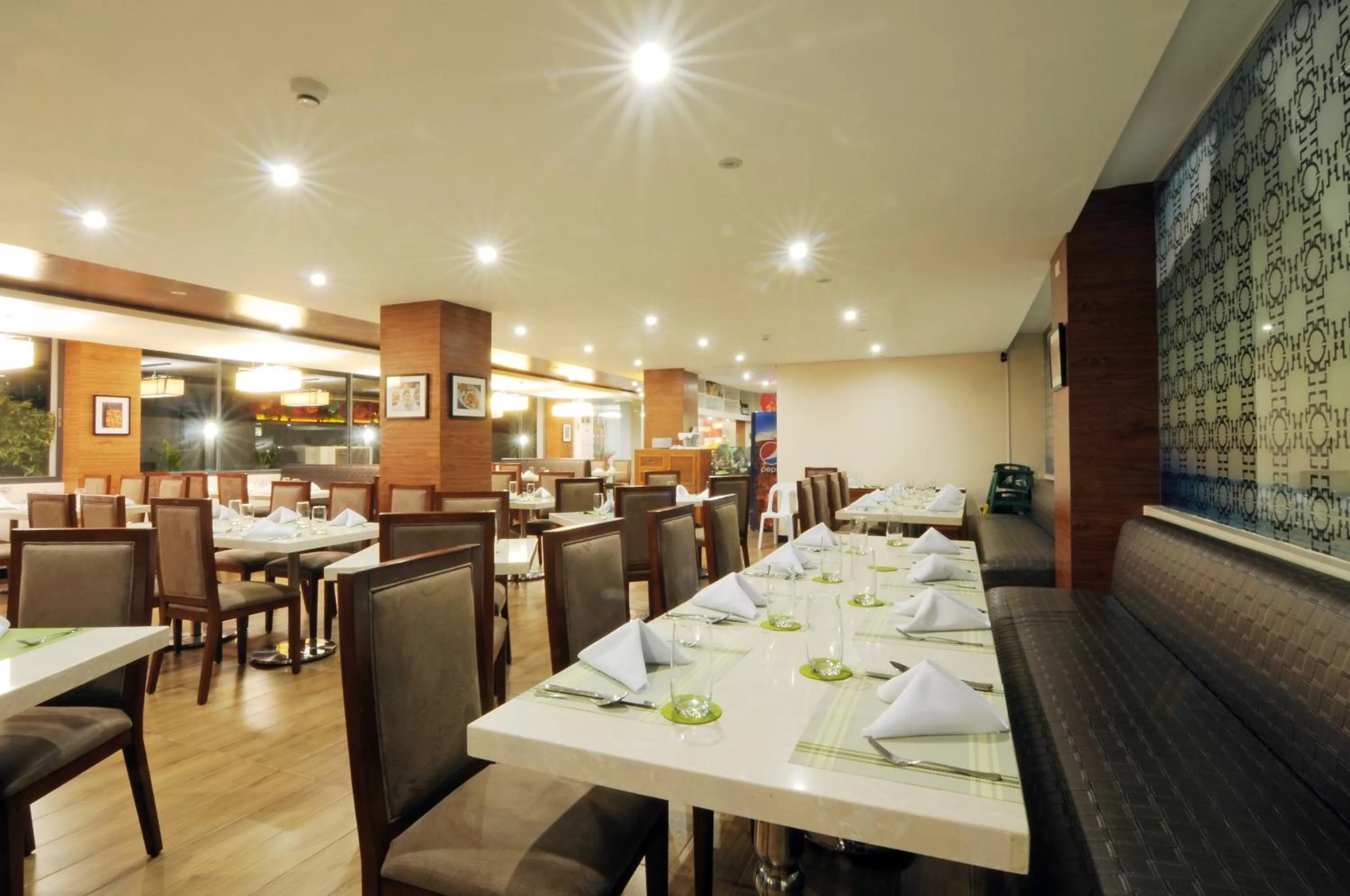 Restaurant/places to eat in 717 Cesar Place Hotel