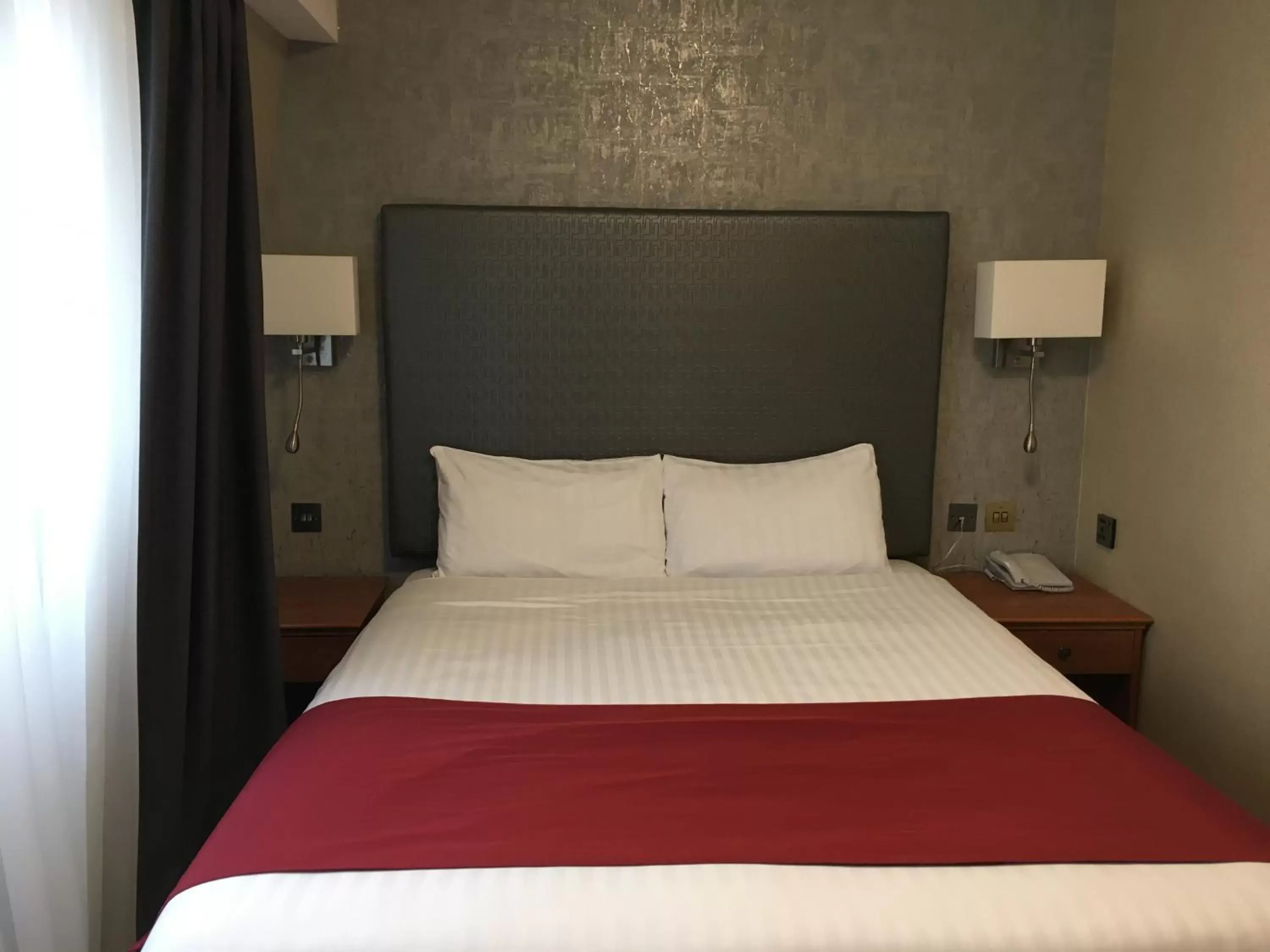 Bed in Savera Hotel South Ruislip