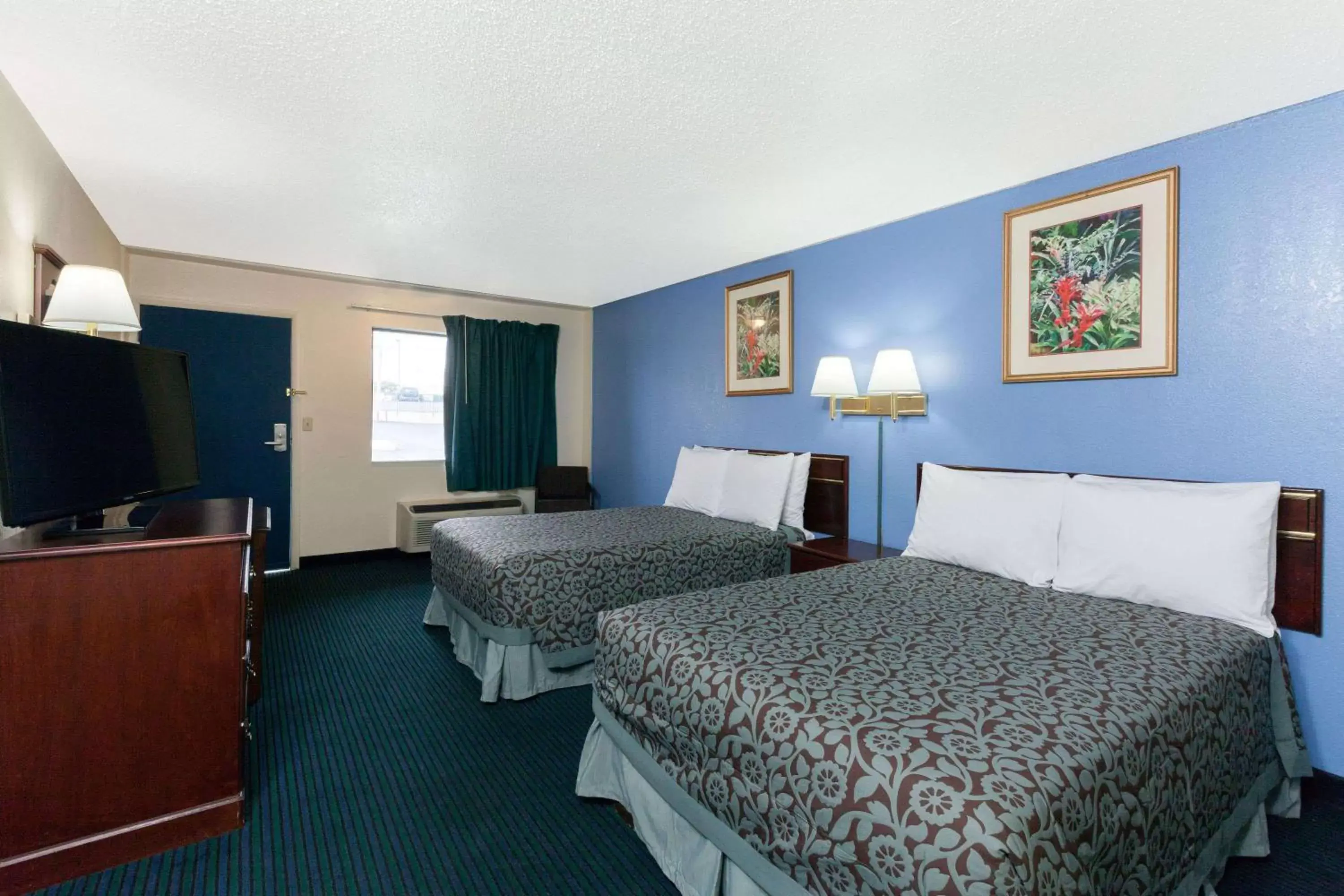 Photo of the whole room, Bed in Days Inn by Wyndham Oklahoma City Fairground