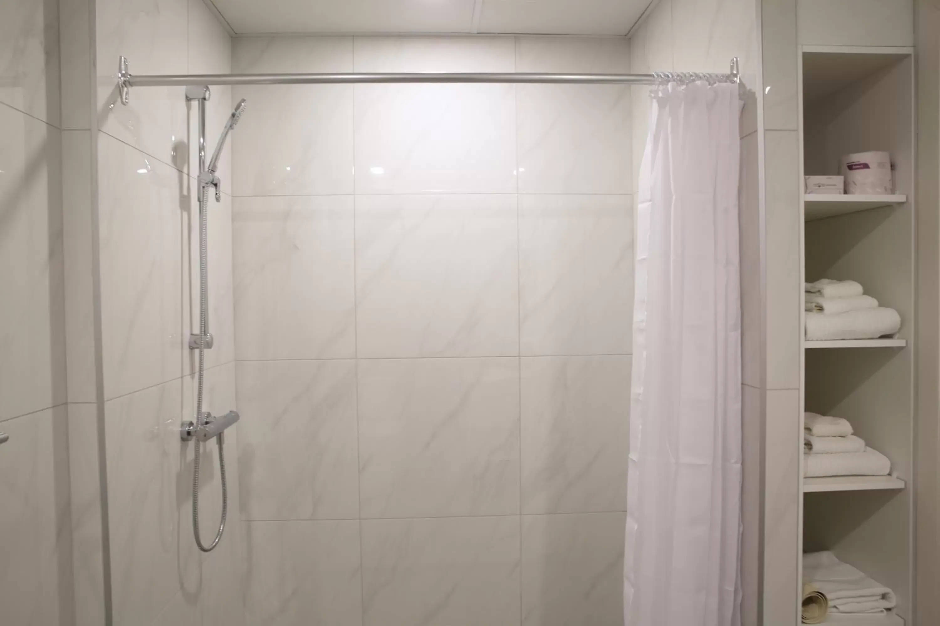 Shower, Bathroom in Auberge du Grand Lac