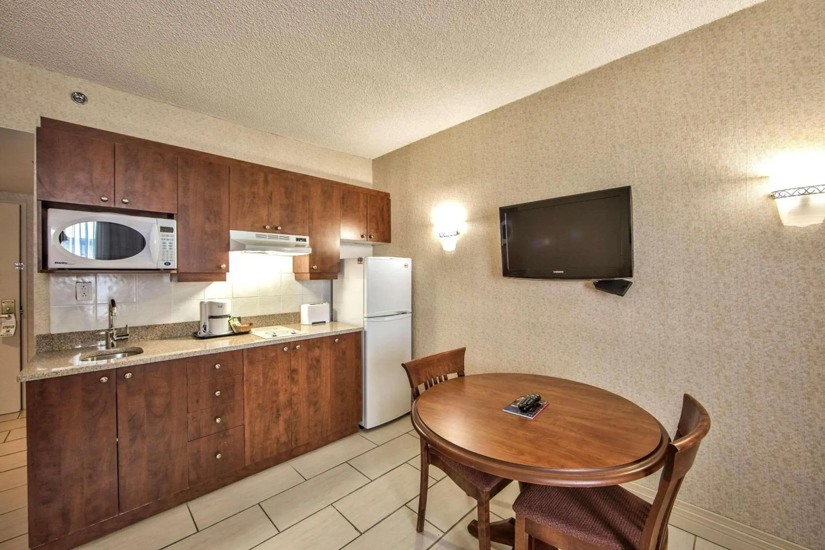 Bedroom, Kitchen/Kitchenette in Radisson Hotel Montreal Airport
